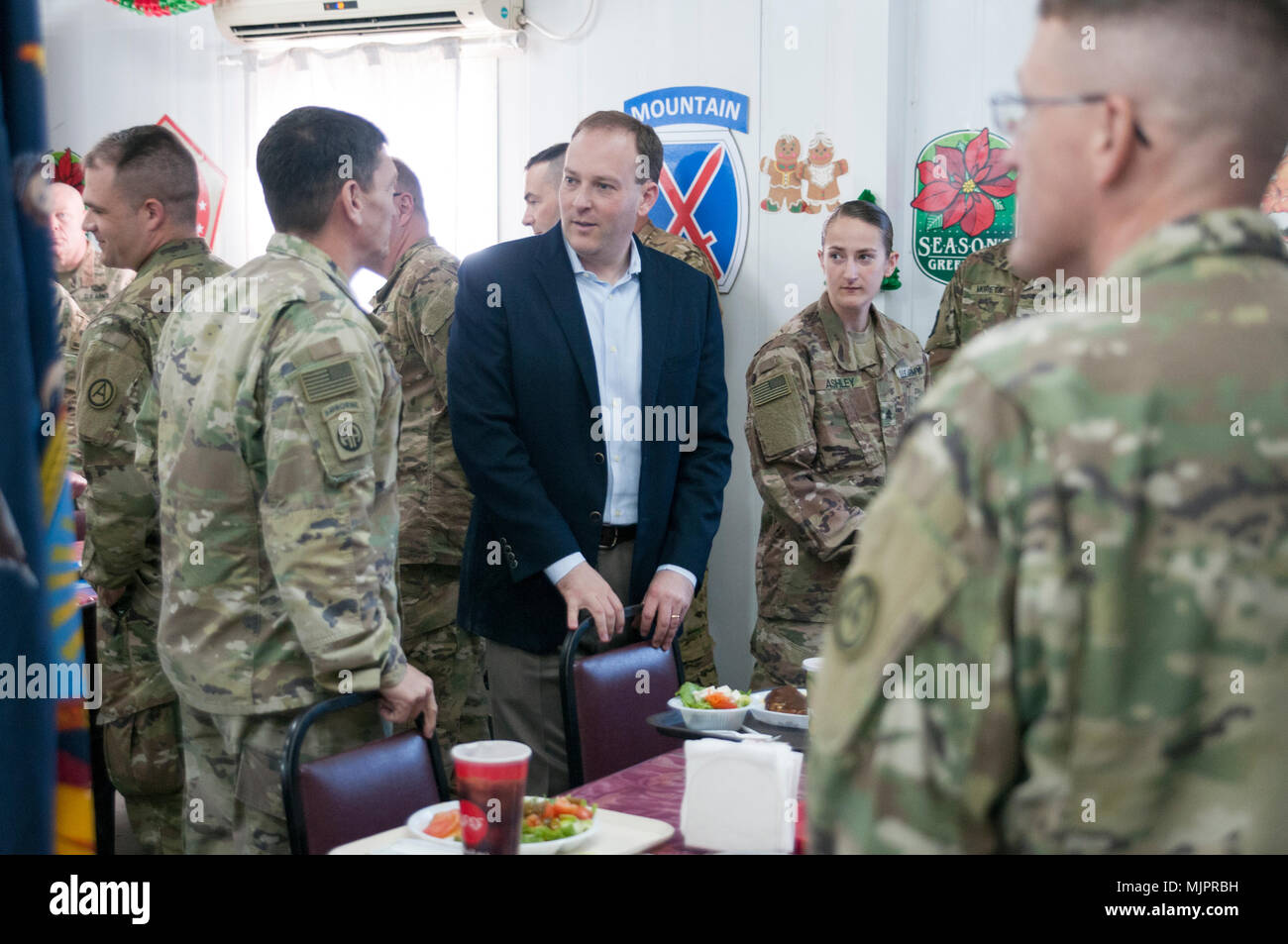 Rappresentante Lee Zeldin, un membro del Parlamento Commissione Affari Esteri, chat con i soldati prima di un pasto presso il Camp Arifjan, Kuwait, zona 2 pranzare Facility, Dic 26, 2017, durante una visita alle installazioni degli Stati Uniti in Medio Oriente a fianco di altri legislatori. Foto Stock