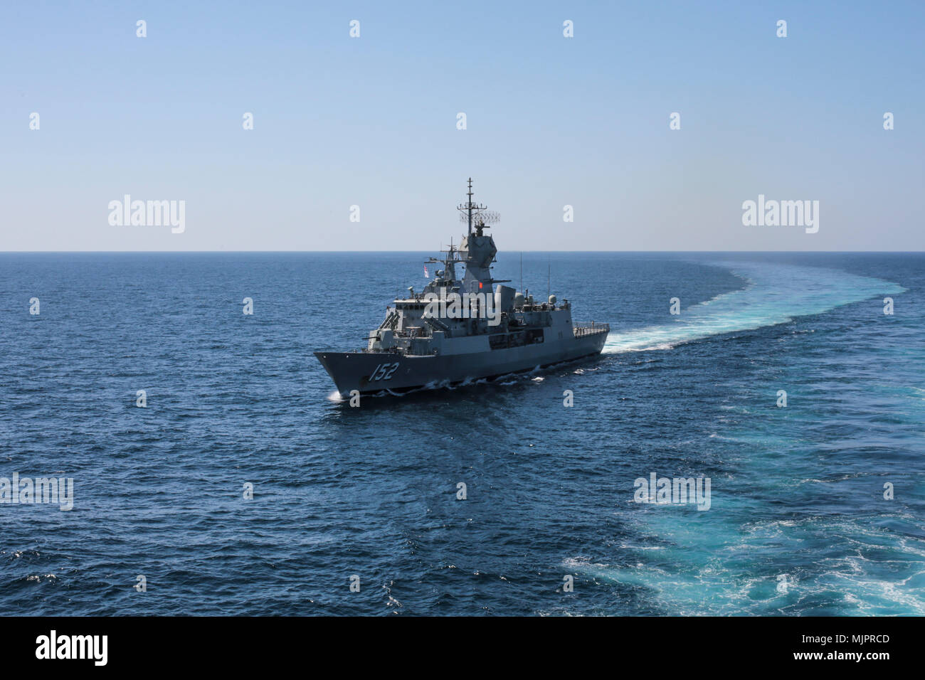 171226-m-Q1632-013 U.S. 5TH FLOTTA AREA DI OPERAZIONI (dec. n. 26, 2017) Australian HMAS Anzac-class frigate Warramunga (FFH 152) conduce a una ricostituzione in mare di esercitare con la marina militare francese Mistral-classe assalto anfibio nave LHD Tonnerre (L9014). Tonnerre, con avviato Marines e marinai dal XV Marine Expeditionary Unit e Naval Amphibious vigore, Task Force 51/5th Marine Expeditionary Brigade, sta conducendo le operazioni di sicurezza marittima all'interno degli STATI UNITI Quinta Flotta area di operazioni per garantire la stabilità regionale, la libertà di navigazione e il libero flusso di commercio. (U.S. Marine Corps p Foto Stock