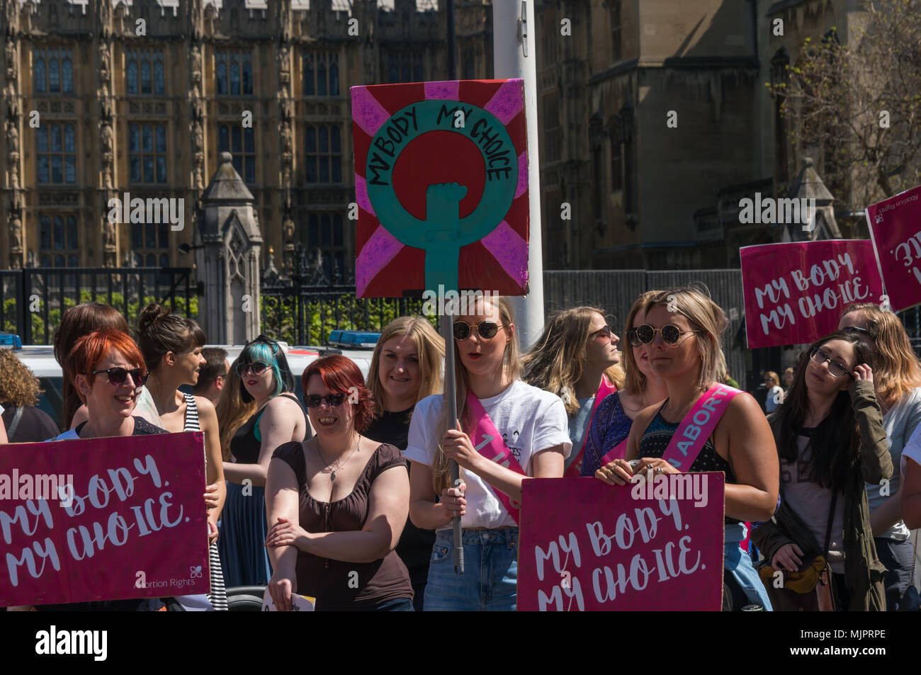 Londra, Regno Unito. Il 5 maggio 2018. Le donne con l'aborto diritti tenere la campagna di manifesti e una targhetta 'My corpo la mia scelta' in un rally in piazza del Parlamento prima della marcia annuale per la vita UK da pro-vita anti-aborto militanti era a marzo per un rally ci. Essi hanno insistito sulla destra per le donne a scegliere e contrari a qualsiasi aumento delle restrizioni che potrebbero portare a problemi che abbiamo visto prima del 1967 l'aborto atto, quando le donne hanno rischiato la vita in strada posteriore aborti. Hanno chiamato per le donne in Irlanda del Nord per essere attribuiti gli stessi diritti come nel resto del Regno Unito e per la fine delle molestie di donn Foto Stock