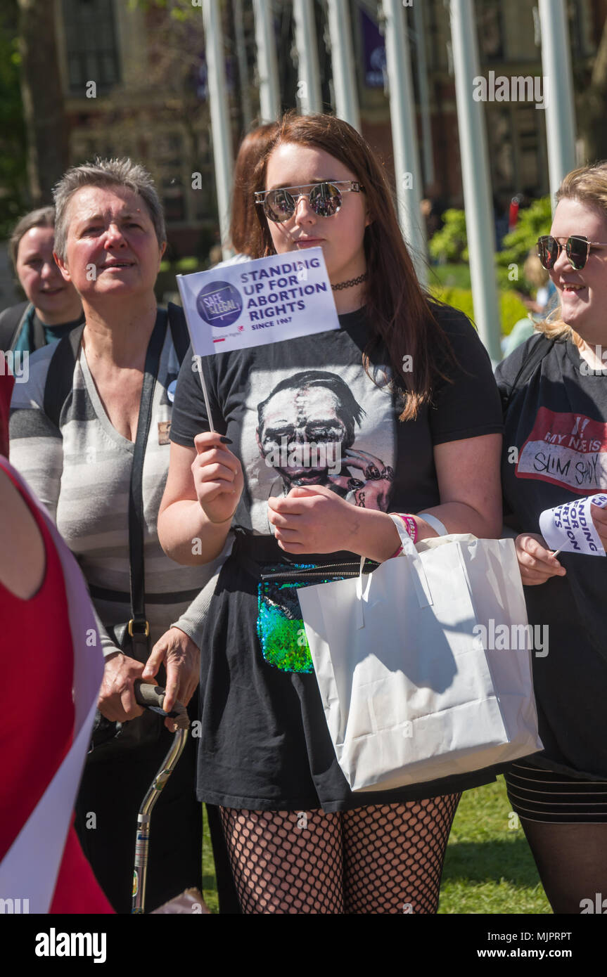 Londra, Regno Unito. Il 5 maggio 2018. Le donne con l'aborto campagna per i diritti di tenere un rally in piazza del Parlamento prima della marcia annuale per la vita UK da pro-vita anti-aborto militanti era a marzo per un rally ci. Essi hanno insistito sulla destra per le donne a scegliere e contrari a qualsiasi aumento delle restrizioni che potrebbero portare a problemi che abbiamo visto prima del 1967 l'aborto atto, quando le donne hanno rischiato la vita in strada posteriore aborti. Hanno chiamato per le donne in Irlanda del Nord per essere attribuiti gli stessi diritti come nel resto del Regno Unito e per la fine della persecuzione delle donne che vanno in cliniche e sostenuto gli irlandesi Foto Stock