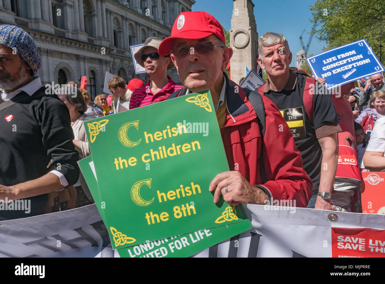 Londra, Regno Unito. Il 5 maggio 2018. La Marcia per la vita NEL REGNO UNITO, un gran evento cattolico per chiedere la fine di aborti marche giù Whitehall per un rally in piazza del Parlamento. Si oppongono all'aborto hanno lo scopo di accrescere la consapevolezza del male e i danni che provoca l aborto e per unire tutti i pro-vita dei gruppi nel Regno Unito per contribuire a porre fine a ciò che si chiama la più grande violazione di diritti umani nella storia. Credito: Peter Marshall / Alamy Live News Foto Stock