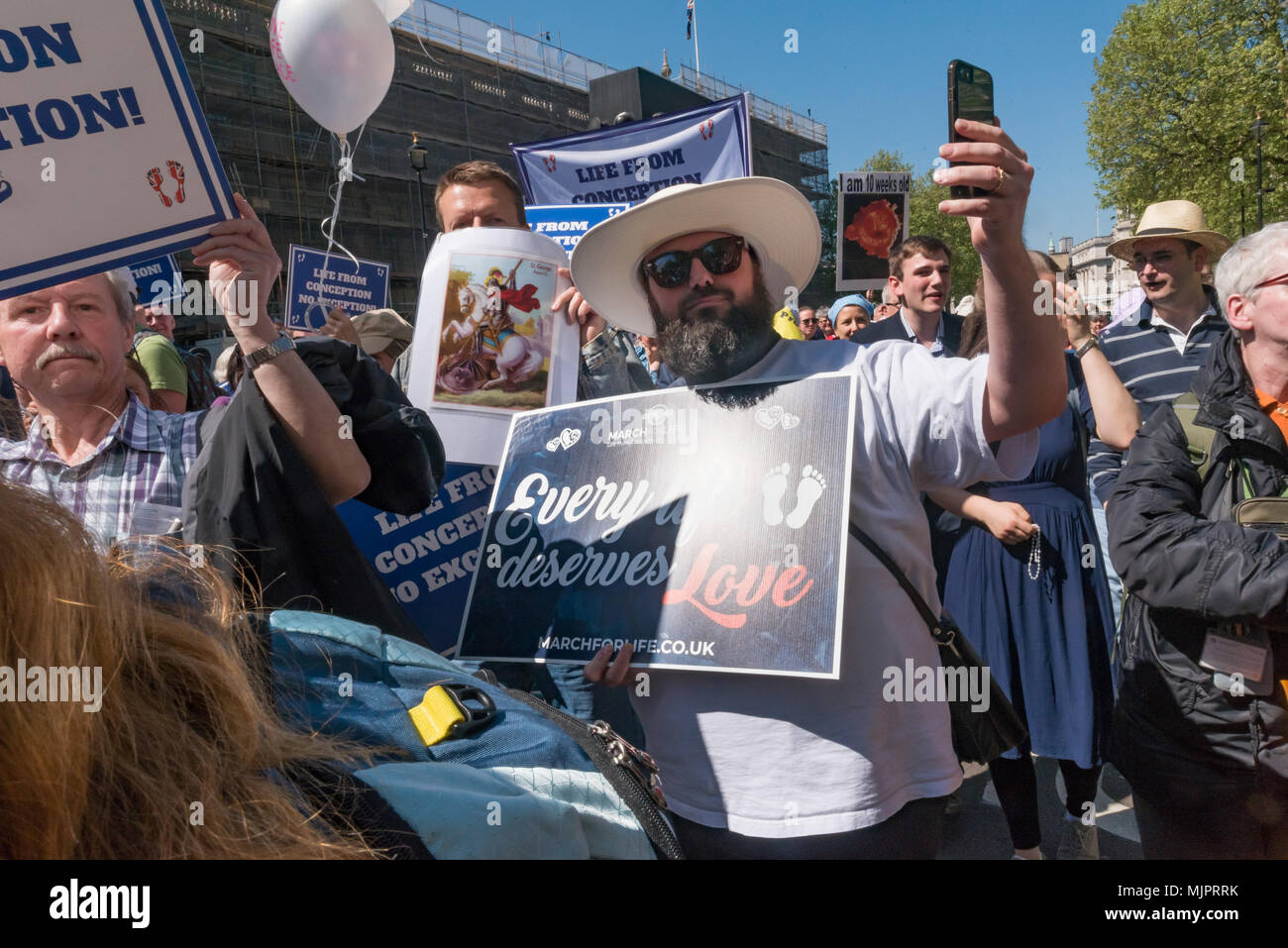 Londra, Regno Unito. Il 5 maggio 2018. La Marcia per la vita NEL REGNO UNITO, un gran evento cattolico per chiedere la fine di aborti marche giù Whitehall per un rally in piazza del Parlamento. Si oppongono all'aborto hanno lo scopo di accrescere la consapevolezza del male e i danni che provoca l aborto e per unire tutti i pro-vita dei gruppi nel Regno Unito per contribuire a porre fine a ciò che si chiama la più grande violazione di diritti umani nella storia. Credito: Peter Marshall / Alamy Live News Foto Stock