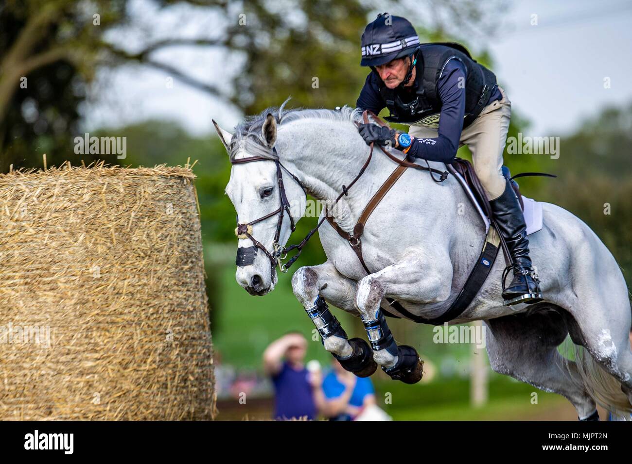 Badminton, Gloucestershire, Regno Unito, 5 maggio 2018. Cross Country. Mark Todd. Kiltubrid Rhapsody. NZL. Gli alimentatori di Rolex. Recinzione 2. Mitsubishi Badminton Horse Trials. Badminton. Regno Unito. 05/05/2018. Credito: Sport In immagini/Alamy Live News Foto Stock