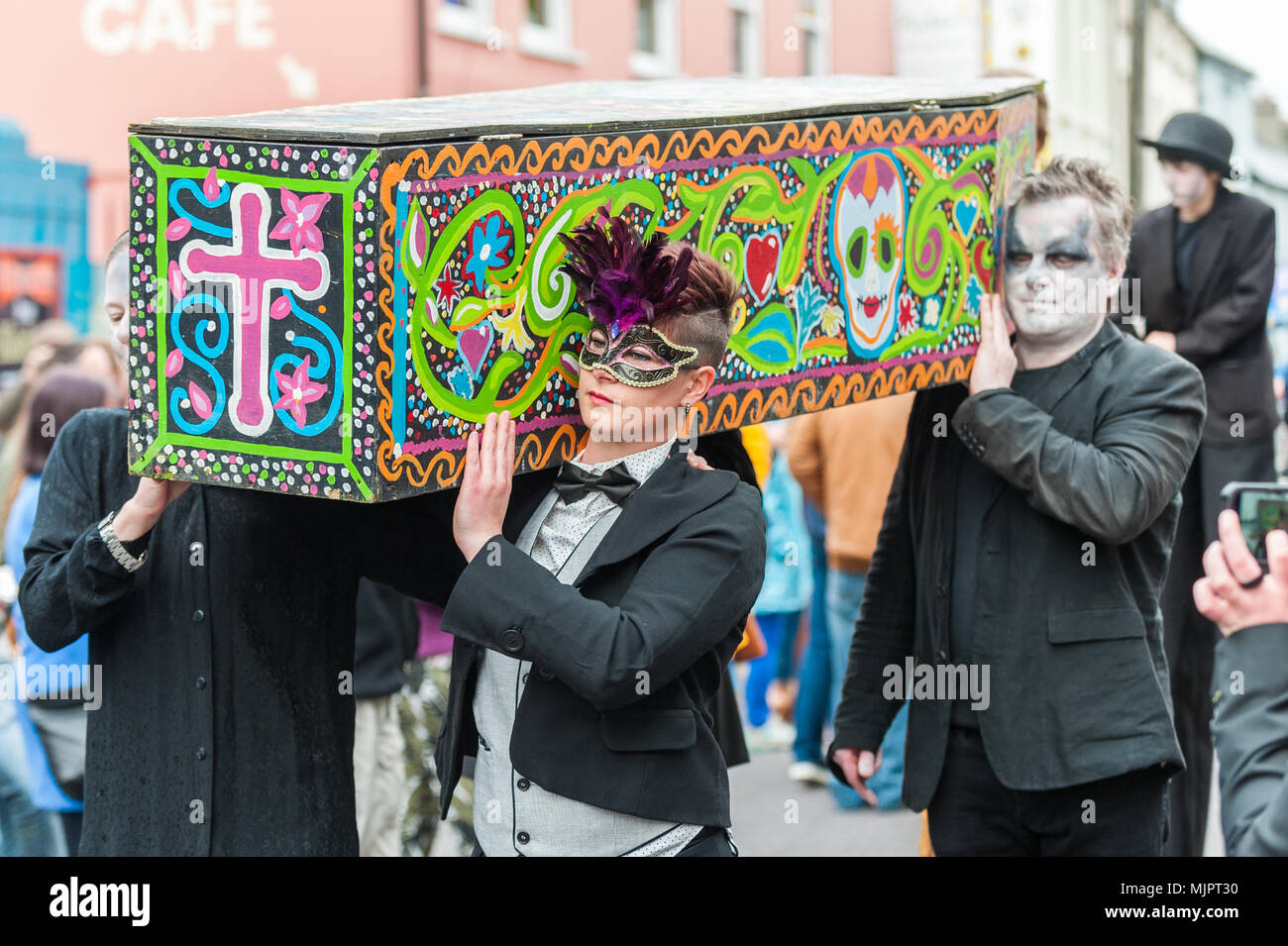 Ballydehob, Irlanda. Il 5 maggio, 2018. Pallbearers portano la bara vuota durante l annuale Ballydehob Jazz Festival funerale. Il Festival del Jazz continua fino a lunedì notte culminante in un festival festa di chiusura. Credito: Andy Gibson/Alamy Live News Foto Stock