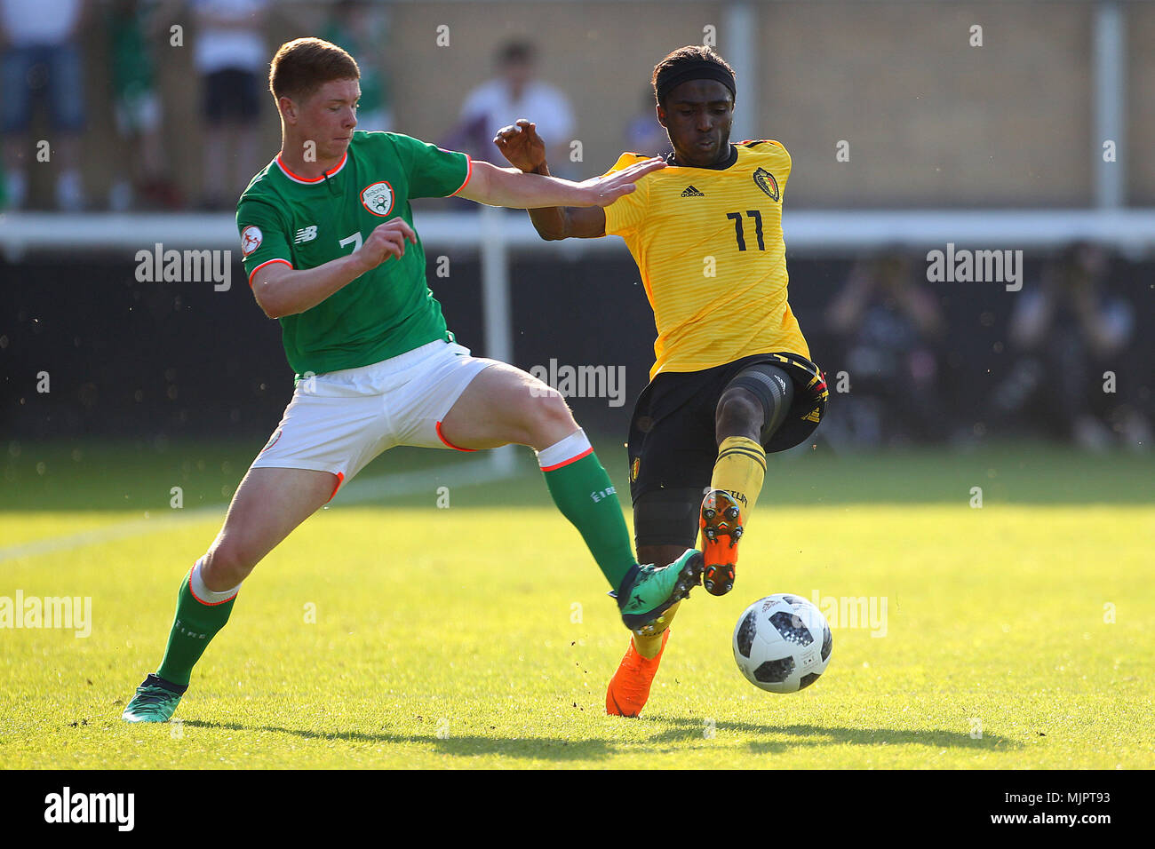 Kameron Ledwidge della Repubblica di Irlanda e Sekou Sidibe del Belgio in azione durante il 2018 Campionato Europeo UEFA Under 17 Group C match tra Repubblica di Irlanda e Belgio a Loughborough University Stadium il 5 maggio 2018 a Loughborough, Inghilterra. (Foto di Paolo Chesterton/phcimages.com) Foto Stock