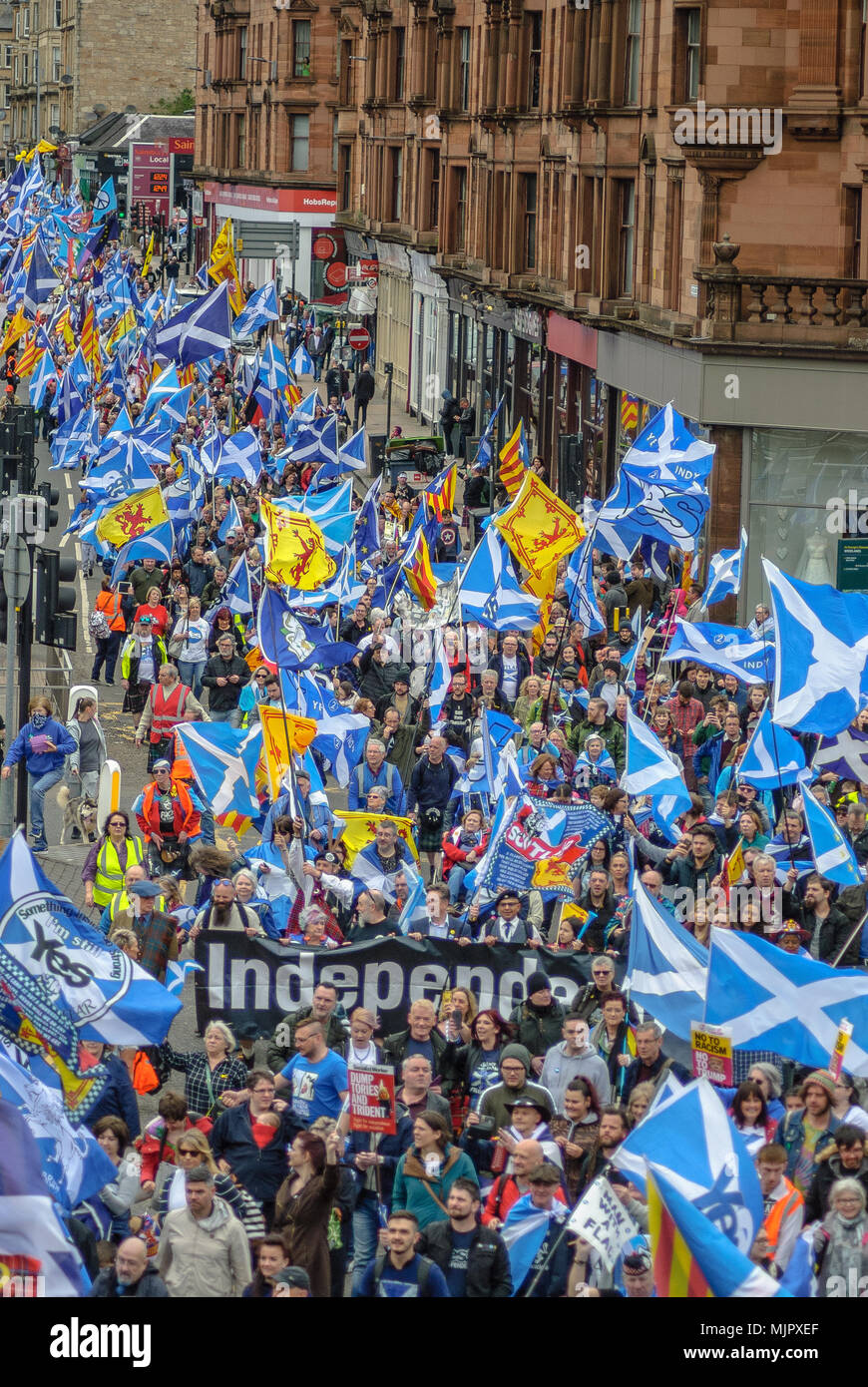 Una panoramica di marzo la processione. Migliaia di indipendenza scozzese sostenitori hanno marciato attraverso Glasgow come parte del "tutto sotto uno striscione di protesta, come la coalizione si propone di eseguire tale evento fino a che la Scozia è 'libero'. Foto Stock