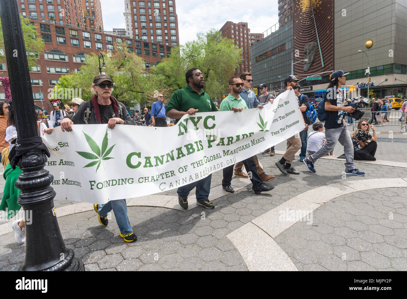 New York, NY, Stati Uniti d'America - 5 Maggio 2018 - Million Marijuana March Cannabis Parade arriva in Union Square. Pot attivisti hanno marciato verso il basso Broadway da Greeley Square a Union Square invitando lo Stato di New York i legislatori a legalizzare la marijuana per uso ricreativo. CREDIT ©Stacy Rosenstock Walsh/Alamy Live News Foto Stock