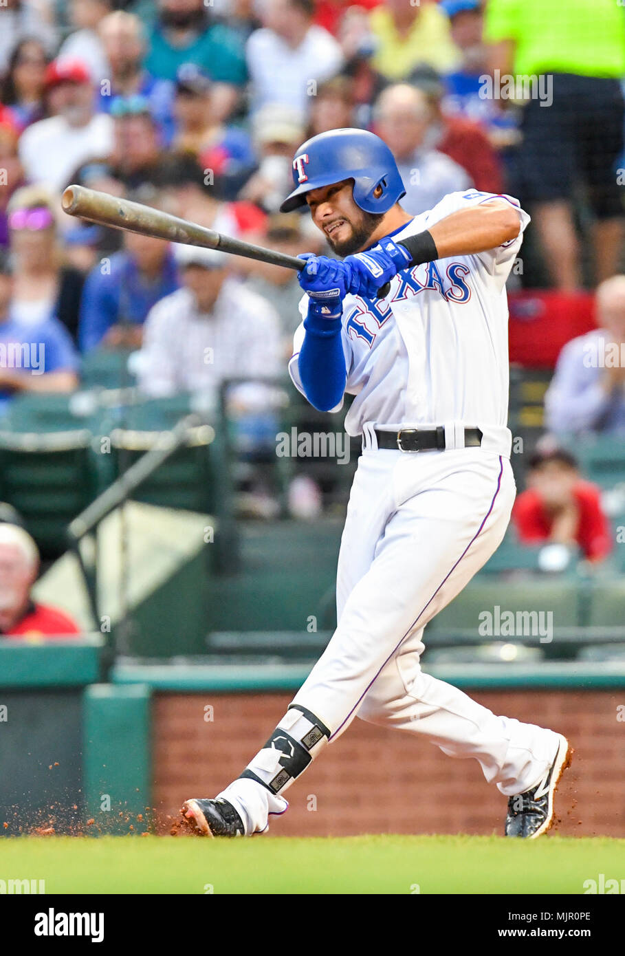 04 maggio 2018: Texas Rangers terzo baseman Isiah Kiner-Falefa a bat durante una partita MLB tra Boston Red Sox e i Rangers di Texas a Globe Life Park in Arlington, TX Boston sconfitto Texas 5-1 Albert Pena/CSM. Foto Stock