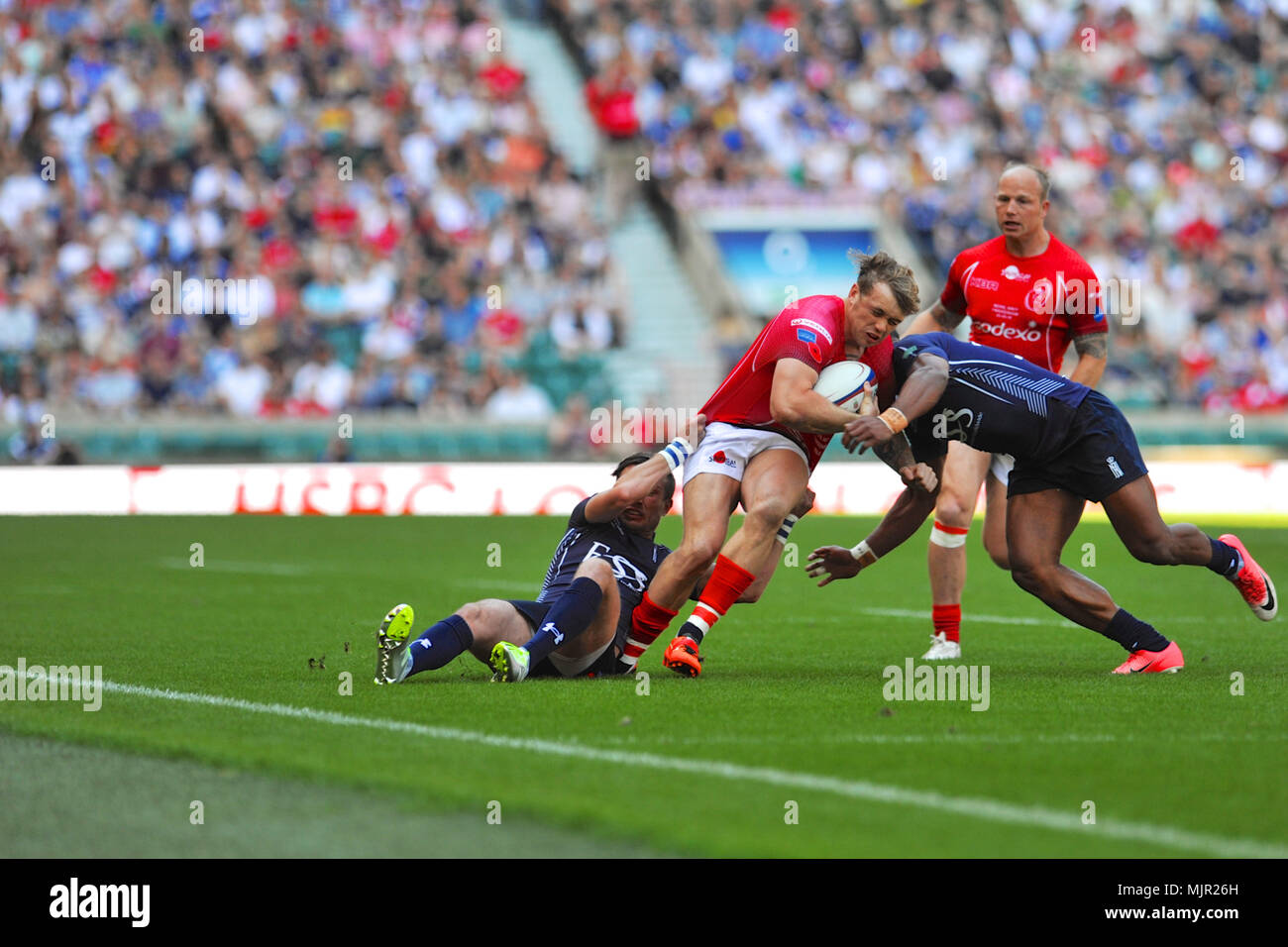 Londra, UK, 5 maggio 2018. Connor O'Reilly (esercito, Lance Bombardier, Ala/Centro) affrontata da due Royal Navy giocatori durante l'esercito annuale V Navy per la Babcock Trophy corrispondono a Twickenham Stadium di Londra, Regno Unito. Il match è stato vinto dall'esercito britannico, 22-14. Credito: Michael Preston/Alamy Live News Foto Stock