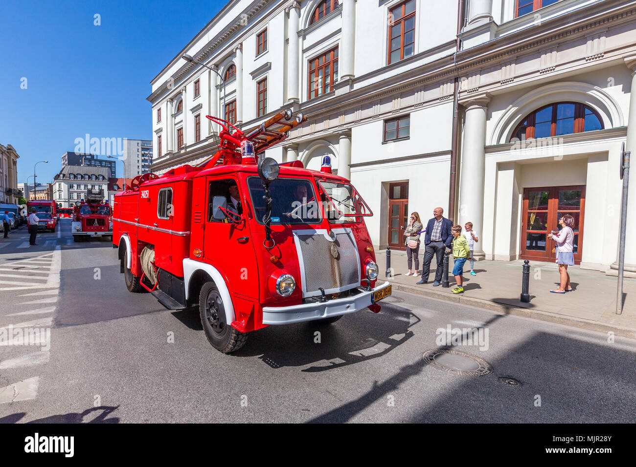 Varsavia, Polonia, 5 maggio 2018, vigile del fuoco del giorno in Polonia. Vintage in auto per il giro della Papamobile del vigile del fuoco dei veicoli in strada di Varsavia celebrationg vigile del fuoco del giorno Credito: yorgil/Alamy Live News Foto Stock