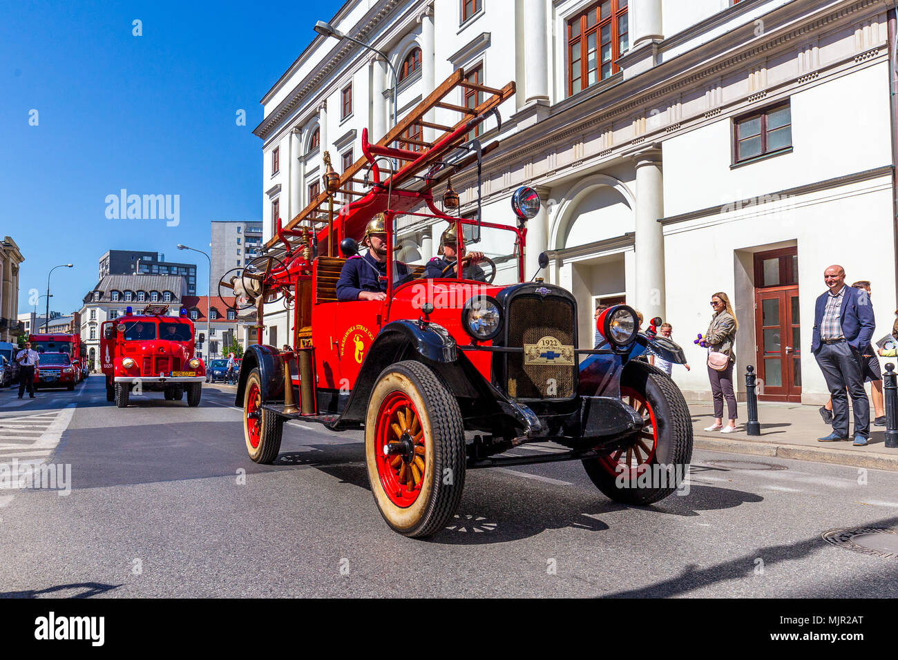 Varsavia, Polonia, 5 maggio 2018, vigile del fuoco del giorno in Polonia. Vintage in auto per il giro della Papamobile del vigile del fuoco dei veicoli in strada di Varsavia celebrationg vigile del fuoco del giorno Credito: yorgil/Alamy Live News Foto Stock
