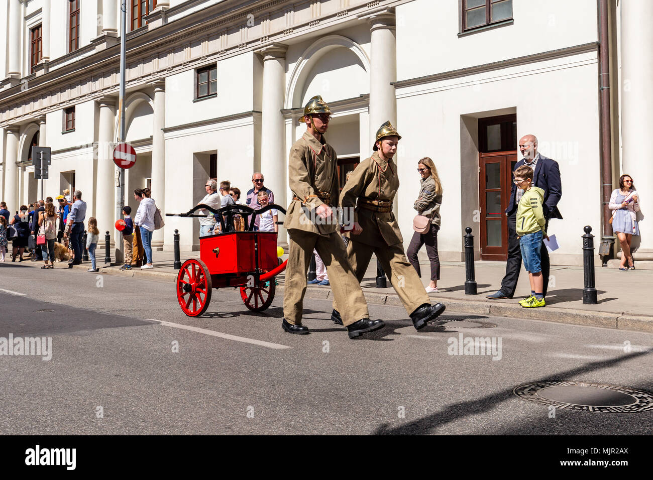 Varsavia, Polonia, 5 maggio 2018, la gente in firemans storiche uniformi con firefigter vintage il fasto al vigile del fuoco del giorno in Polonia Credito: yorgil/Alamy Live News Foto Stock
