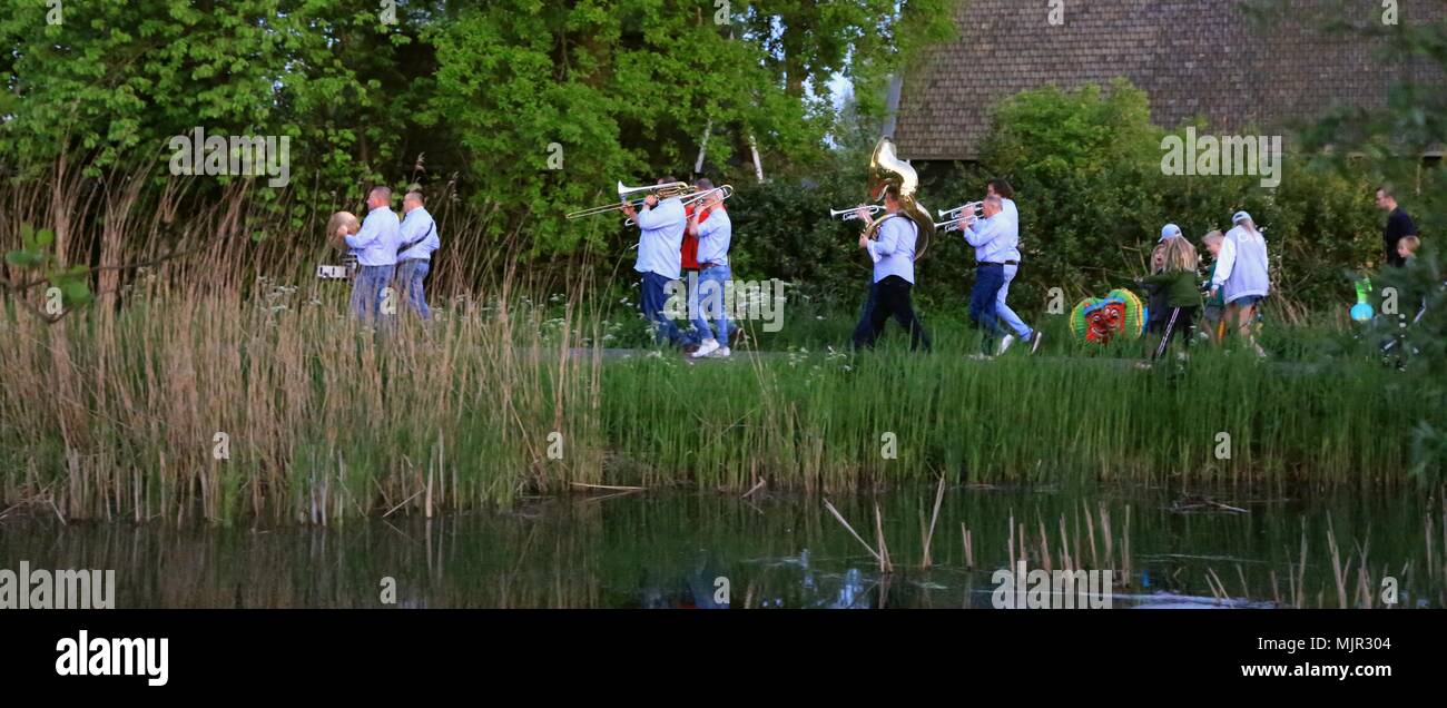 Tienhoven, i Paesi Bassi, 4 maggio 2018. Nazionale di Giorno del Ricordo processione in Tienhoven attraverso la Dwarsdijk verso De Wachter Trouwe mill, con lampions e musica fanfara a sundawn. Credito: Catchlight Visual servizi/Alamy Live News Foto Stock