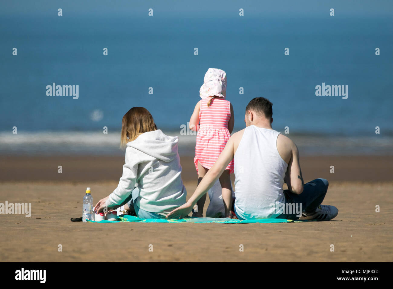 Blackpool, Regno Unito, 6 maggio 2018. I turisti sul lungomare di Blackpool. Il 6 maggio 2018. Regno Unito Meteo. Migliaia di turisti e villeggianti che scendono sulla spiaggia e sul lungomare di Blackpool per godersi il bel sole e temperature elevate. Credito: Cernan Elias/Alamy Live News Foto Stock