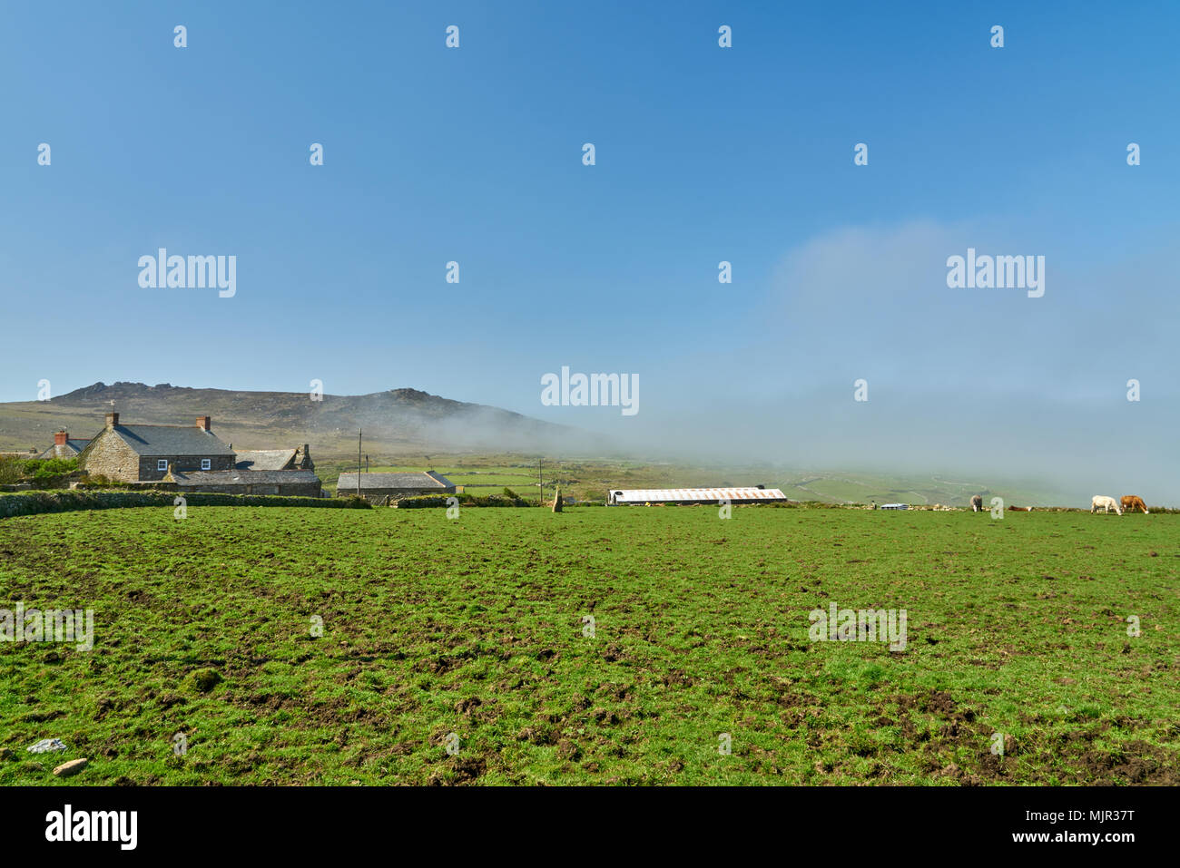 Maggiore Porthmeor Cornwall Regno Unito, domenica 6 maggio 2018, la nebbia cancella in West Cornwall per rivelare una pietra permanente nel campo e Carn Galva in background. Oggi si preannuncia una bella Bank Holiday domenica per gran parte del Regno Unito. Credito: Samuel Davey/Alamy Live News Foto Stock