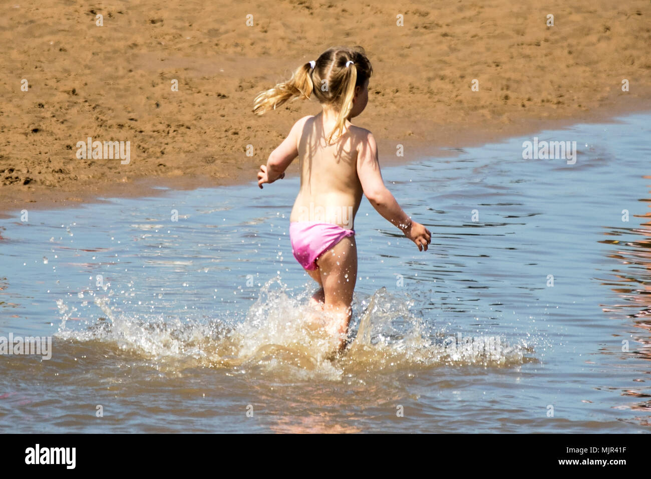 Blackpool, Regno Unito, 6 maggio 2018. I turisti sul lungomare di Blackpool. Il 6 maggio 2018. Regno Unito Meteo. Migliaia di turisti e villeggianti che scendono sul lungomare di Blackpool per godersi il bel sole e temperature elevate. Credito: Cernan Elias/Alamy Live News Foto Stock