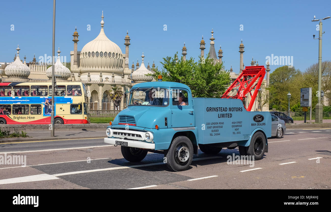 Brighton Regno Unito 6 Maggio 2018 - vecchi veicoli commerciali passano dal Royal Pavilion come essi arrivano a Brighton dopo aver completato l annuale Londra a Brighton Storico veicolo commerciale che si svolge ogni prima domenica di maggio in fotografia scattata da Simon Dack Credito: Simon Dack/Alamy Live News Foto Stock