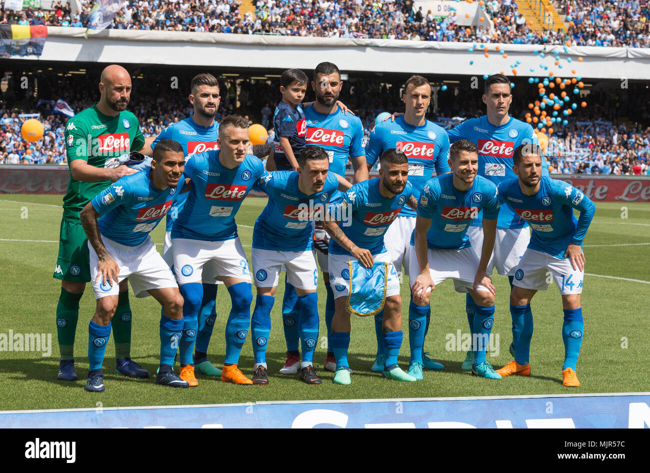 Team line-ups durante la serie di una partita di calcio tra SSC Napoli e Torino FC presso lo Stadio San Paolo. Foto Stock