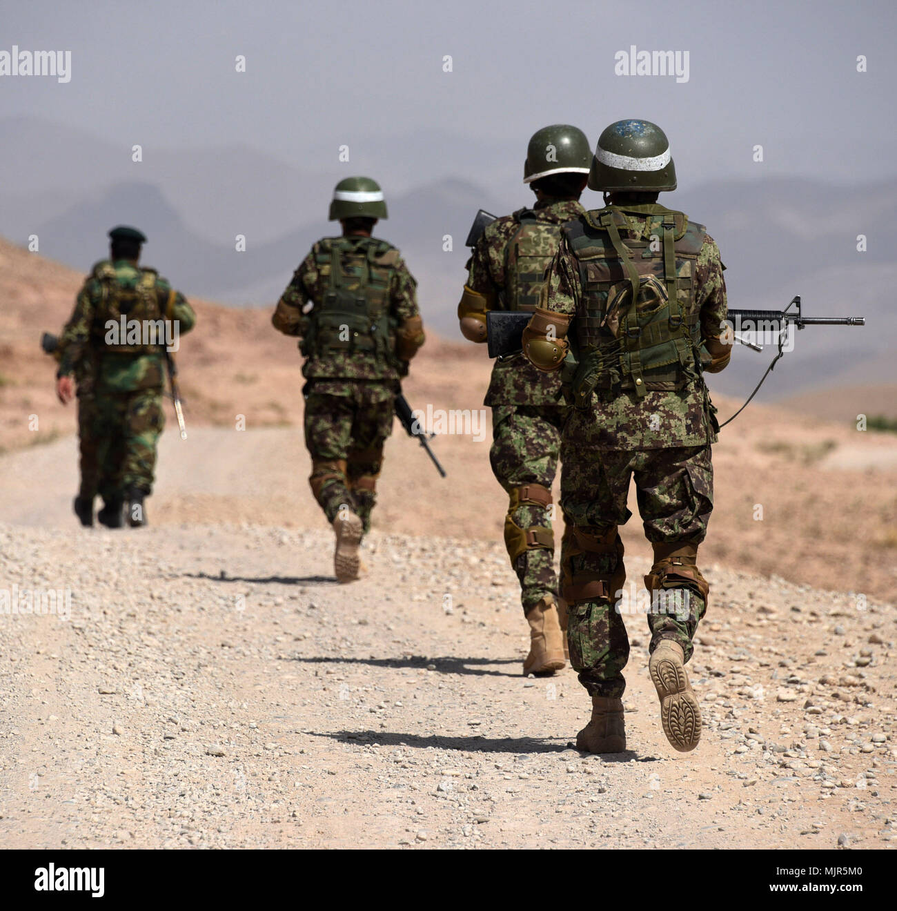 Tirin Kot, Afghanistan. Il 5 maggio, 2018. Afghan membri delle forze di sicurezza prendere parte in una operazione militare in Tirin Kot, capitale della provincia di Uruzgan, Afghanistan, 5 maggio 2018. Credito: Sanaullah Seiam/Xinhua/Alamy Live News Foto Stock
