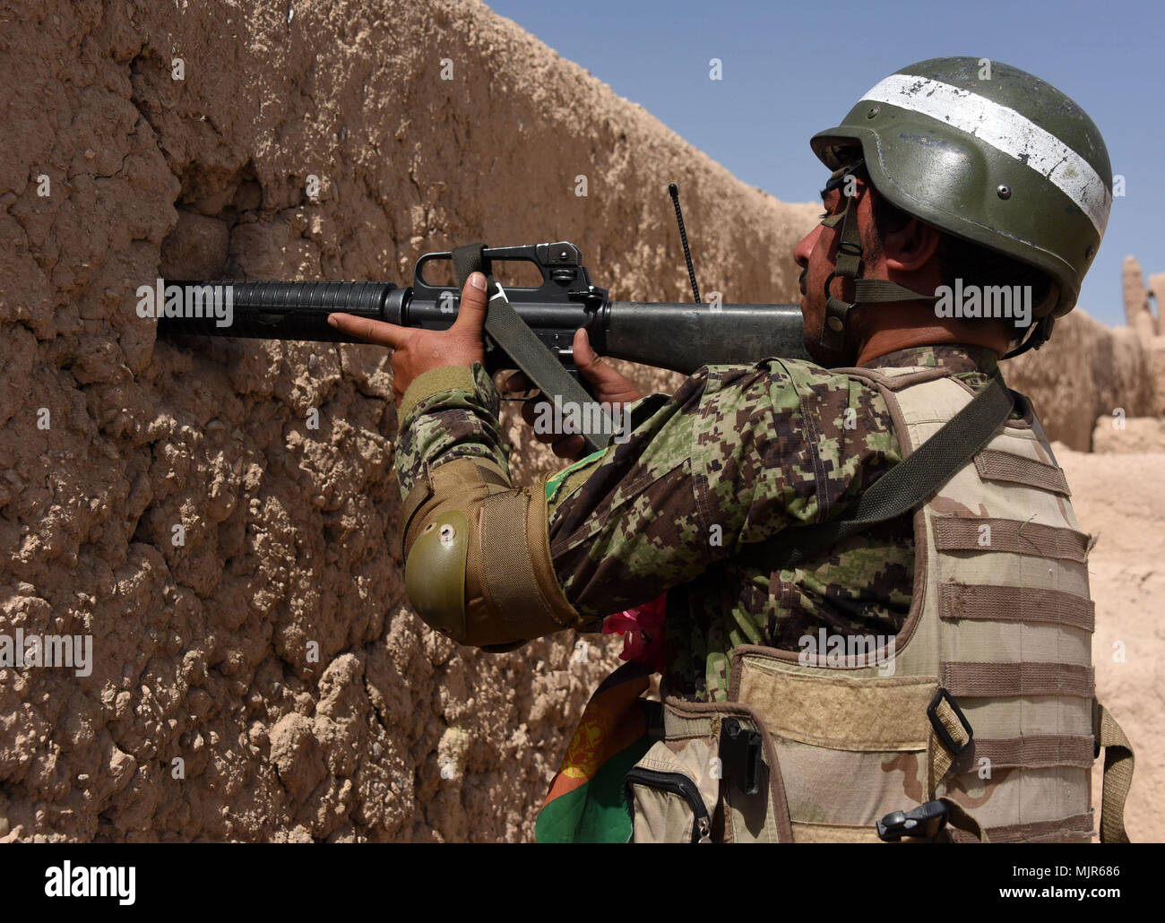 Tirin Kot, Afghanistan. Il 5 maggio, 2018. Un afghano forza di sicurezza stati prende parte in una operazione militare in Tirin Kot, capitale della provincia di Uruzgan, Afghanistan, 5 maggio 2018. Credito: Sanaullah Seiam/Xinhua/Alamy Live News Foto Stock