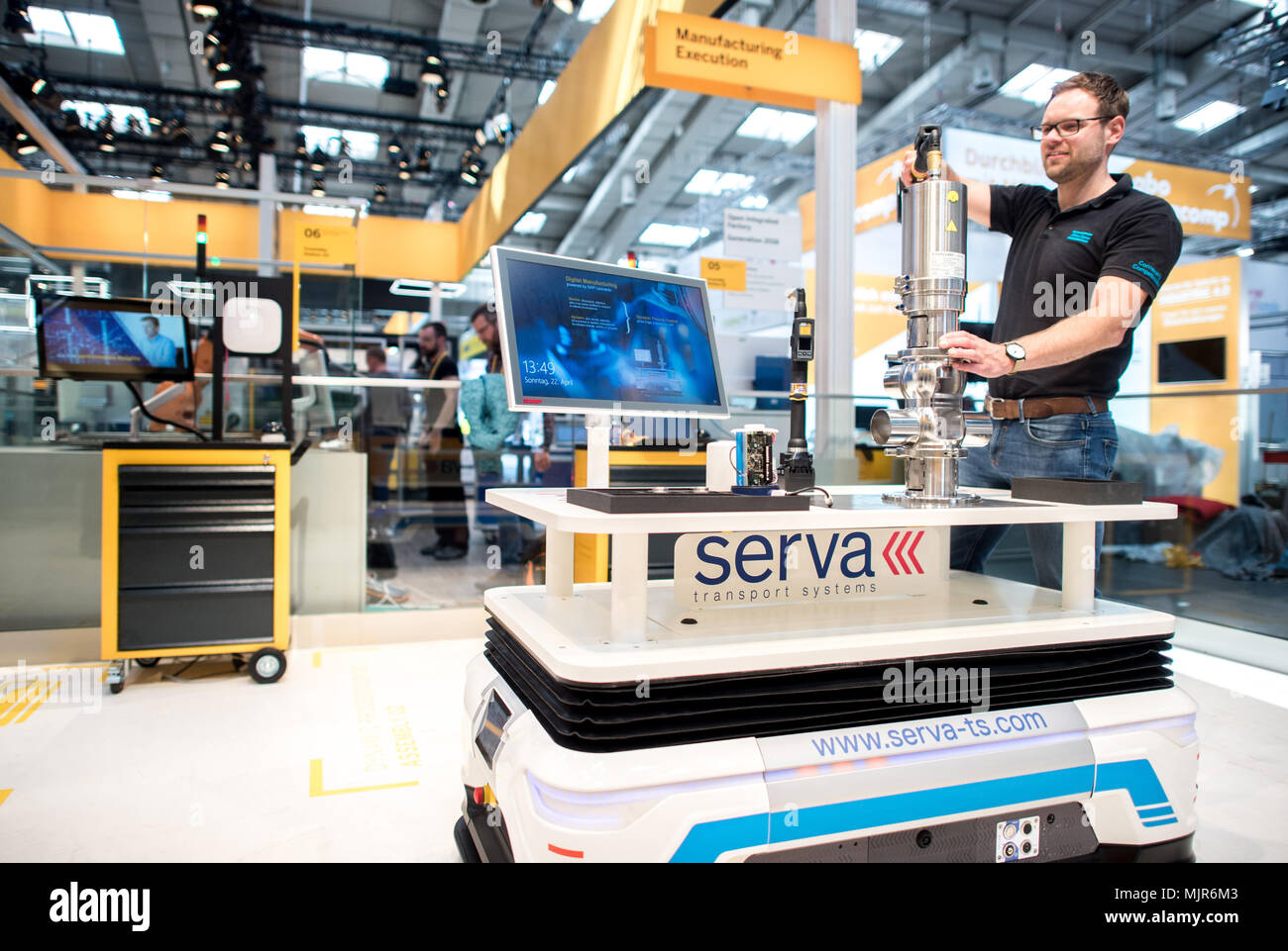22 aprile 2018, Germania, Hannover: Michael Kierakowicz funziona su un driverless sistema di trasporto in corrispondenza di un supporto di SAP presso la Fiera di Hannover. SAP presenta nuovi sviluppi innovativi nel settore dei prodotti a. Foto: Hauke-Christian Dittrich/dpa Foto Stock