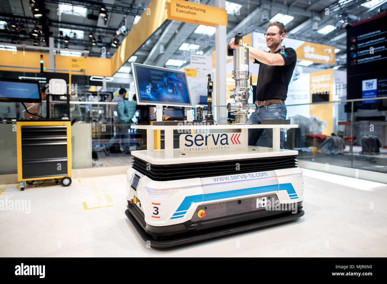 22 aprile 2018, Germania, Hannover: Michael Kierakowicz funziona su un driverless sistema di trasporto in corrispondenza di un supporto di SAP presso la Fiera di Hannover. SAP presenta nuovi sviluppi innovativi nel settore dei prodotti a. Foto: Hauke-Christian Dittrich/dpa Foto Stock