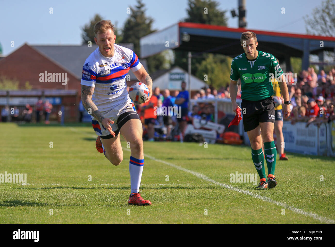 Wakefield, Regno Unito, 6 maggio 2018. Betfred Super League Rugby, Round 14,Wakefield Trinity v della carena KR ; Tom Johnstone di Wakefield Trinity sul suo modo al suo hatrick provare a credito: News immagini /Alamy Live News Foto Stock