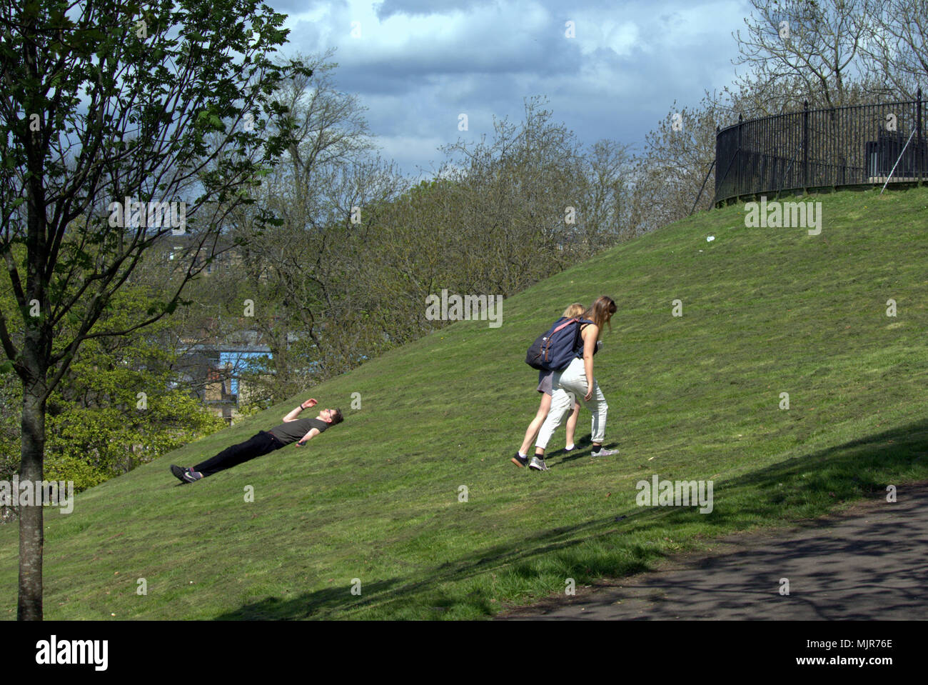 Glasgow, Scotland, Regno Unito il 6 maggio. Regno Unito Meteo : Sereno clima estivo ed infine raggiunge la città per il weekend. La gente del posto e i turisti per godersi il sole in Kelvingrove Park nel lussuoso west end della città. Gerard Ferry/Alamy news Foto Stock