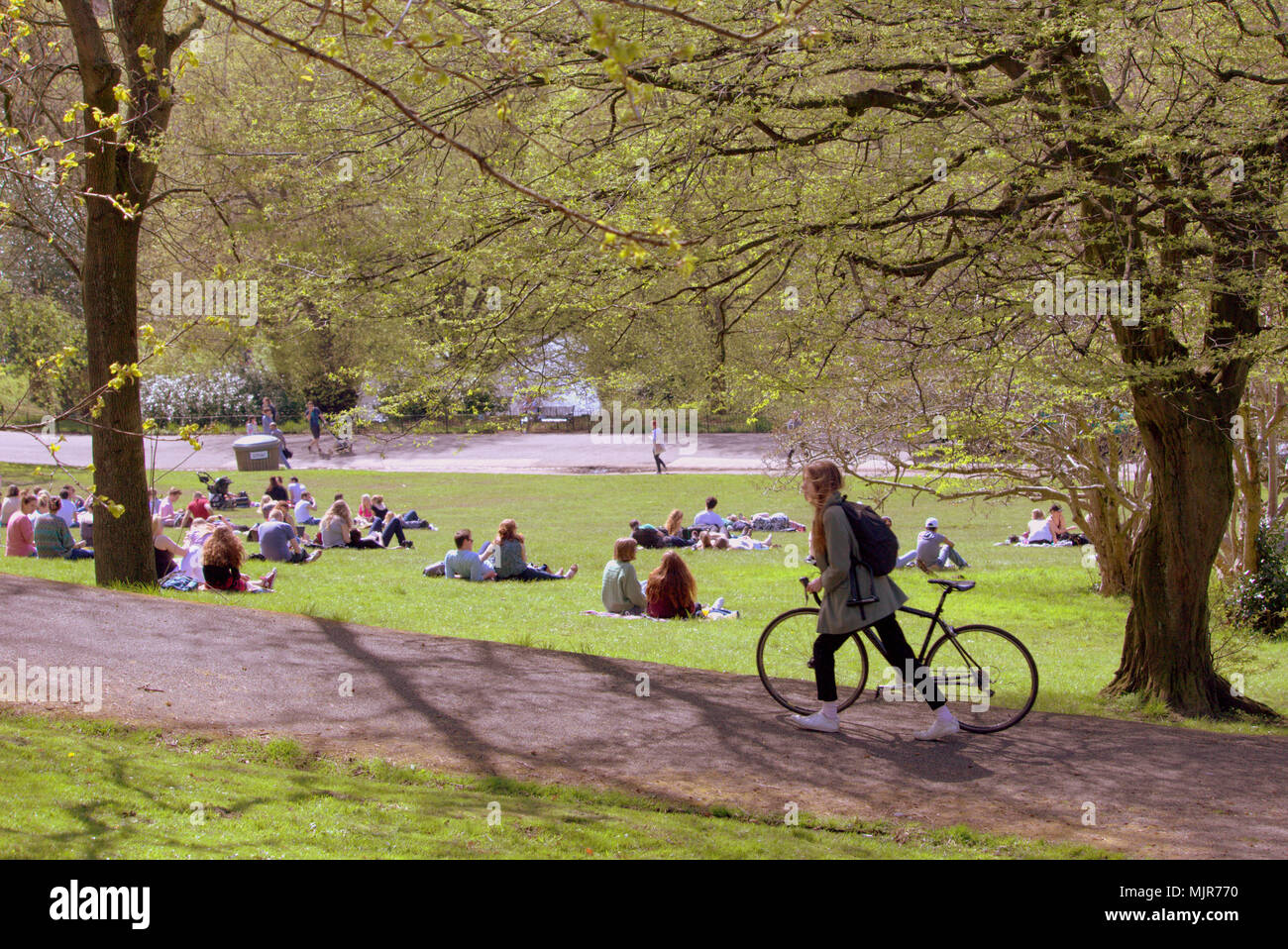 Glasgow, Scotland, Regno Unito il 6 maggio. Regno Unito Meteo : Sereno clima estivo ed infine raggiunge la città per il weekend. La gente del posto e i turisti per godersi il sole in Kelvingrove Park nel lussuoso west end della città. Gerard Ferry/Alamy news Foto Stock