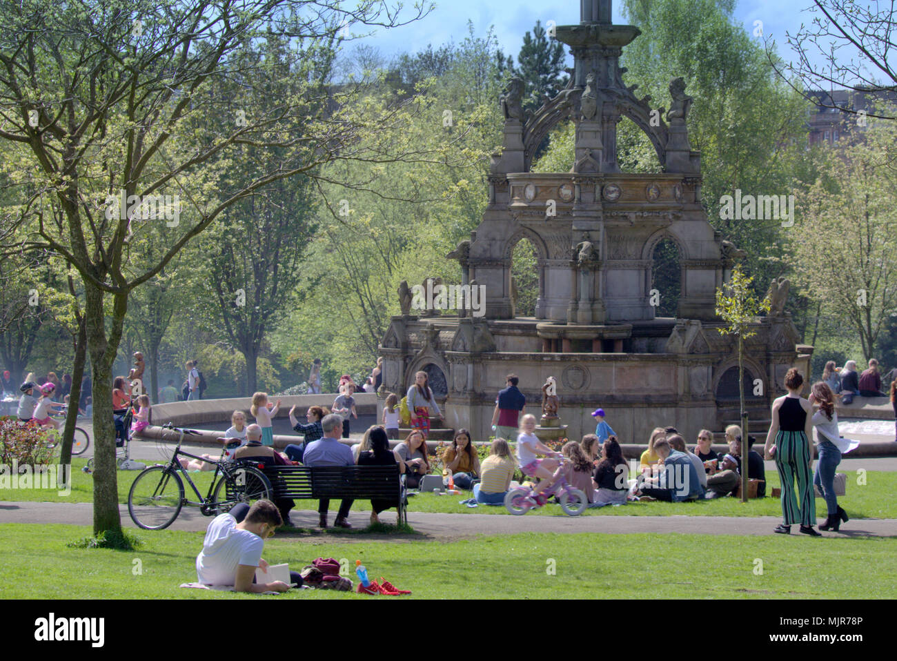 Glasgow, Scotland, Regno Unito il 6 maggio. Regno Unito Meteo : Sereno clima estivo ed infine raggiunge la città per il weekend. La gente del posto e i turisti per godersi il sole in Kelvingrove Park nel lussuoso west end della città. Gerard Ferry/Alamy news Foto Stock
