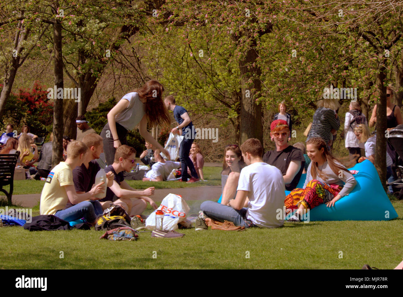 Glasgow, Scotland, Regno Unito il 6 maggio. Regno Unito Meteo : Sereno clima estivo ed infine raggiunge la città per il weekend. La gente del posto e i turisti per godersi il sole in Kelvingrove Park nel lussuoso west end della città. Gerard Ferry/Alamy news Foto Stock