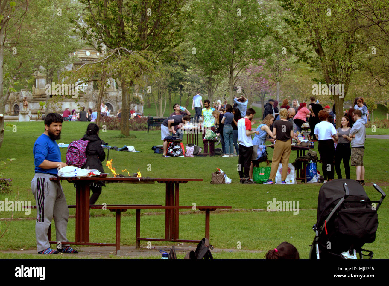 Glasgow, Scotland, Regno Unito il 6 maggio. Regno Unito Meteo : barbecue estivo soleggiato meteo infine raggiunge la città per il weekend. La gente del posto e i turisti per godersi il sole in Kelvingrove Park nel lussuoso west end della città. Gerard Ferry/Alamy news Foto Stock