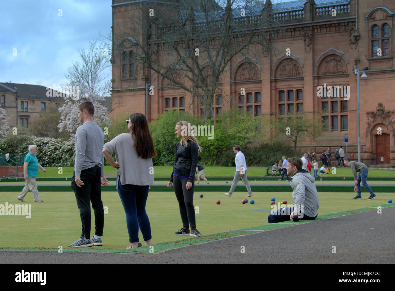 Glasgow, Scotland, Regno Unito il 6 maggio. Regno Unito Meteo : Sereno clima estivo ed infine raggiunge la città per il weekend. La gente del posto e i turisti per godersi il sole in Kelvingrove Park Kelvingrove Prato per il gioco delle bocce e il Centro Tennis nel lussuoso west end della città. Gerard Ferry/Alamy news Foto Stock