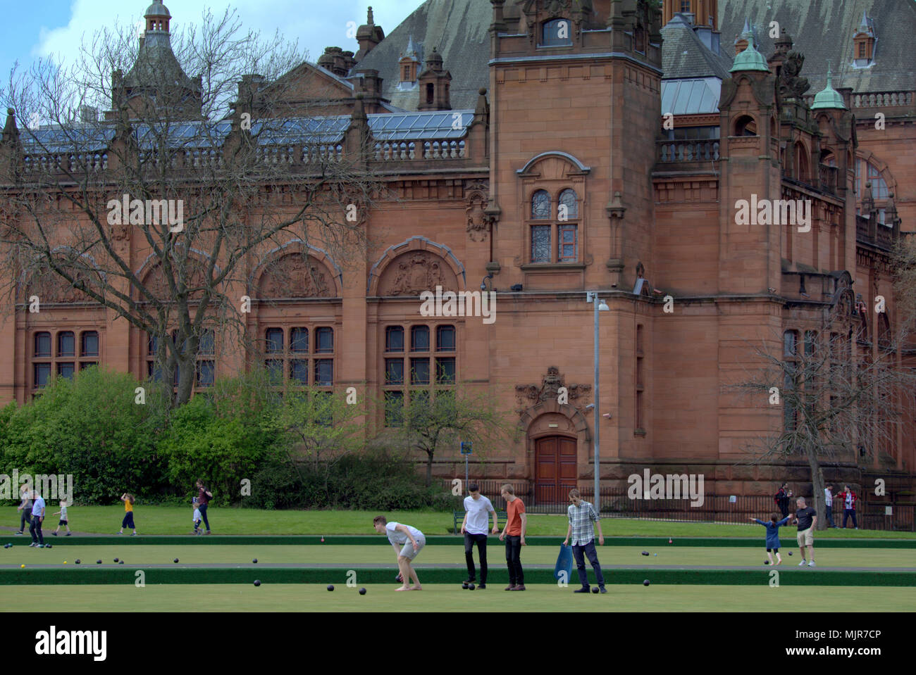 Glasgow, Scotland, Regno Unito il 6 maggio. Regno Unito Meteo : Sereno clima estivo ed infine raggiunge la città per il weekend. La gente del posto e i turisti per godersi il sole in Kelvingrove Park Kelvingrove Prato per il gioco delle bocce e il Centro Tennis nel lussuoso west end della città. Gerard Ferry/Alamy news Foto Stock