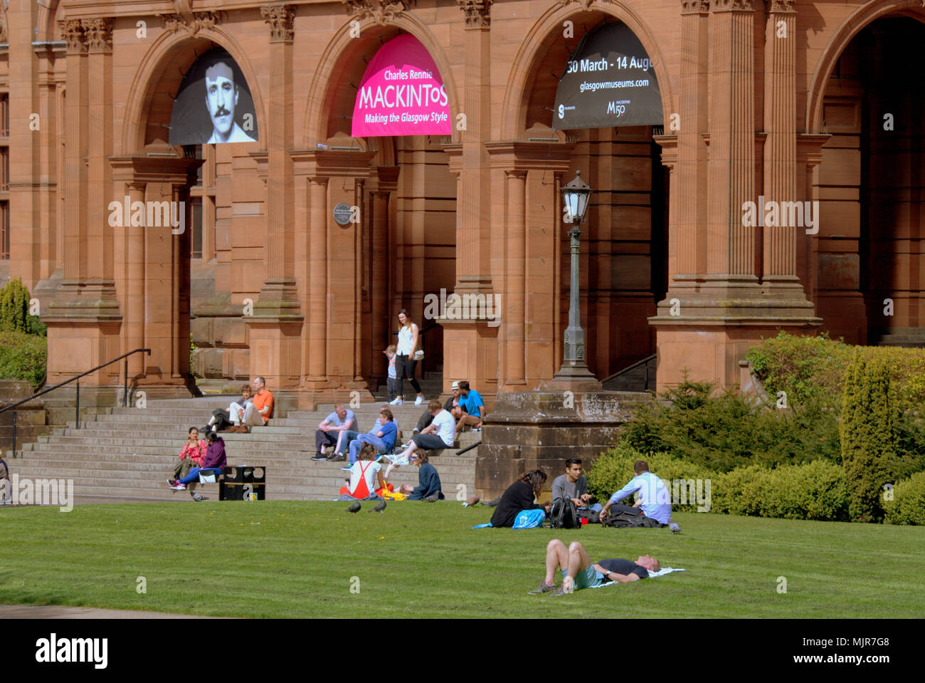 Glasgow, Scotland, Regno Unito il 6 maggio. Regno Unito Meteo : Sereno clima estivo ed infine raggiunge la città per il weekend. La gente del posto e i turisti per godersi il sole al di fuori di Kelvingrove Art Gallery and Museum attualmente mostra Charles Rennie Mackintosh mostra nel lussuoso west end della città. Gerard Ferry/Alamy news Foto Stock