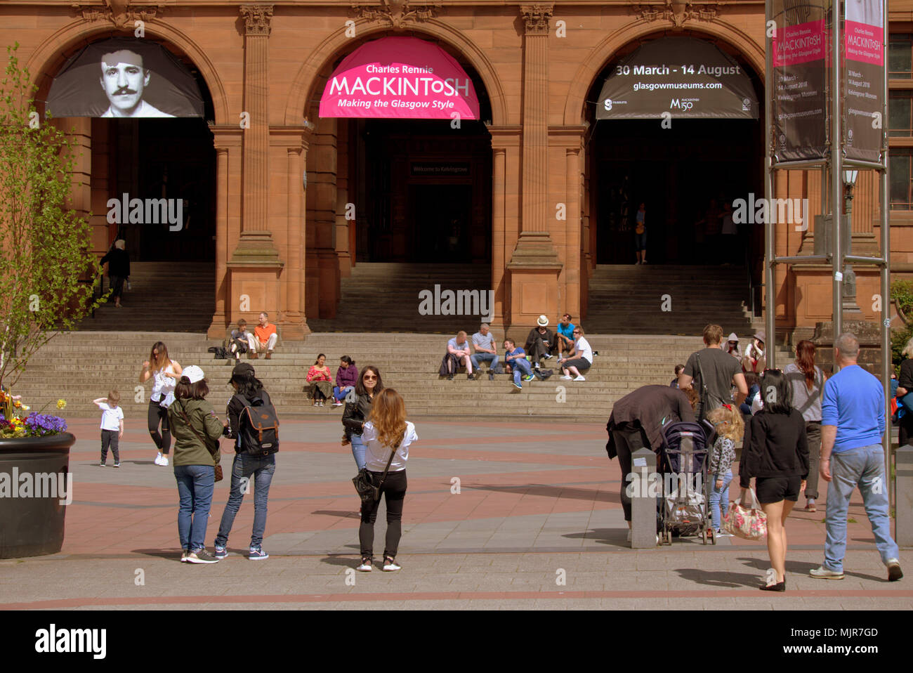 Glasgow, Scotland, Regno Unito il 6 maggio. Regno Unito Meteo : Sereno clima estivo ed infine raggiunge la città per il weekend. La gente del posto e i turisti per godersi il sole al di fuori di Kelvingrove Art Gallery and Museum attualmente mostra Charles Rennie Mackintosh mostra nel lussuoso west end della città. Gerard Ferry/Alamy news Foto Stock