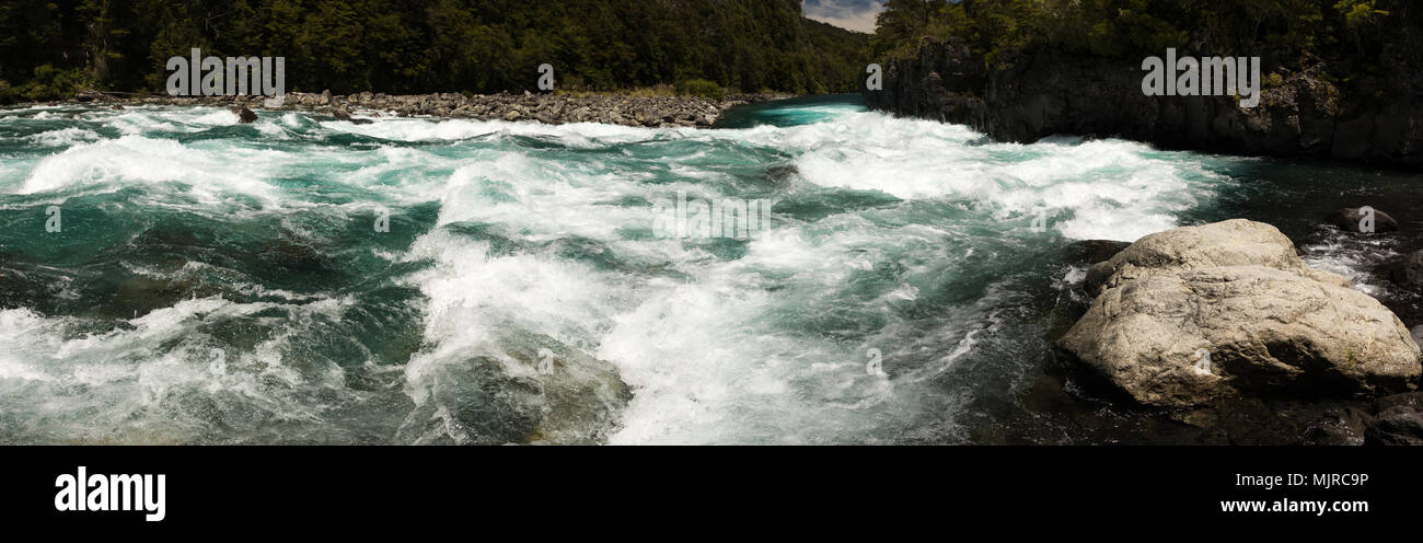 Vista panoramica di rapide sul fiume Petrohue nel Parco nazionale di Vicente Perez Rosales, vicino a Puerto Varas, Cile un famoso white water rafting destinazione Foto Stock