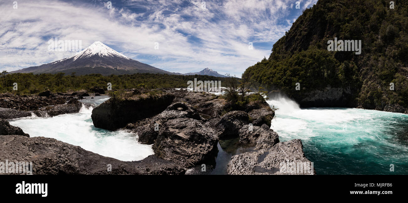 Vista panoramica di saltos del Petrohue cascate e del vulcano di Osorno nel Parco nazionale di Vicente Perez Rosales, vicino a Puerto Varas, Cile Foto Stock