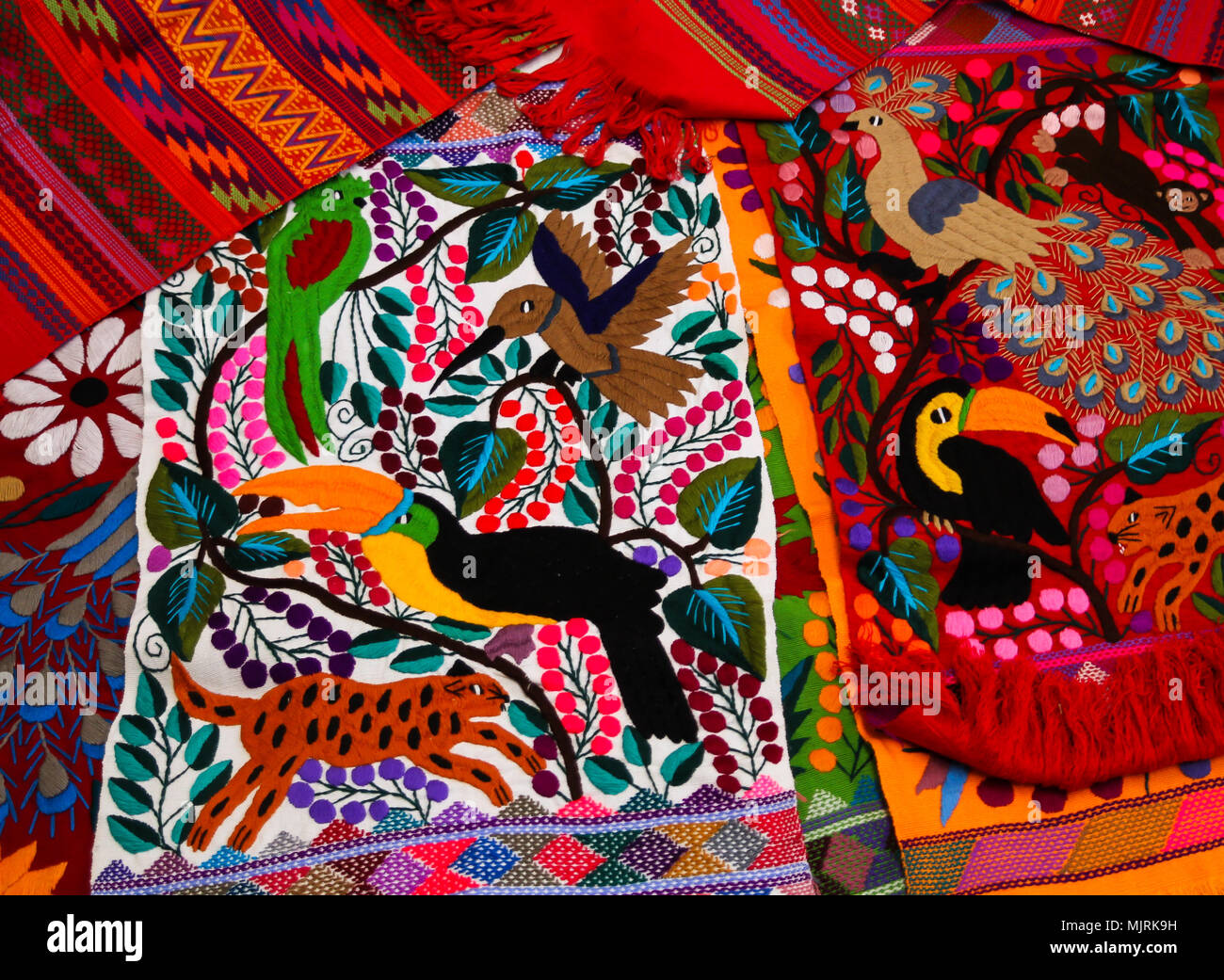 Zinacantan, Messico - 8 Novembre 2013: Close up colorate vivacemente e progettate complessamente tessili tipica degli indigeni Tzotzil culure Maya Foto Stock