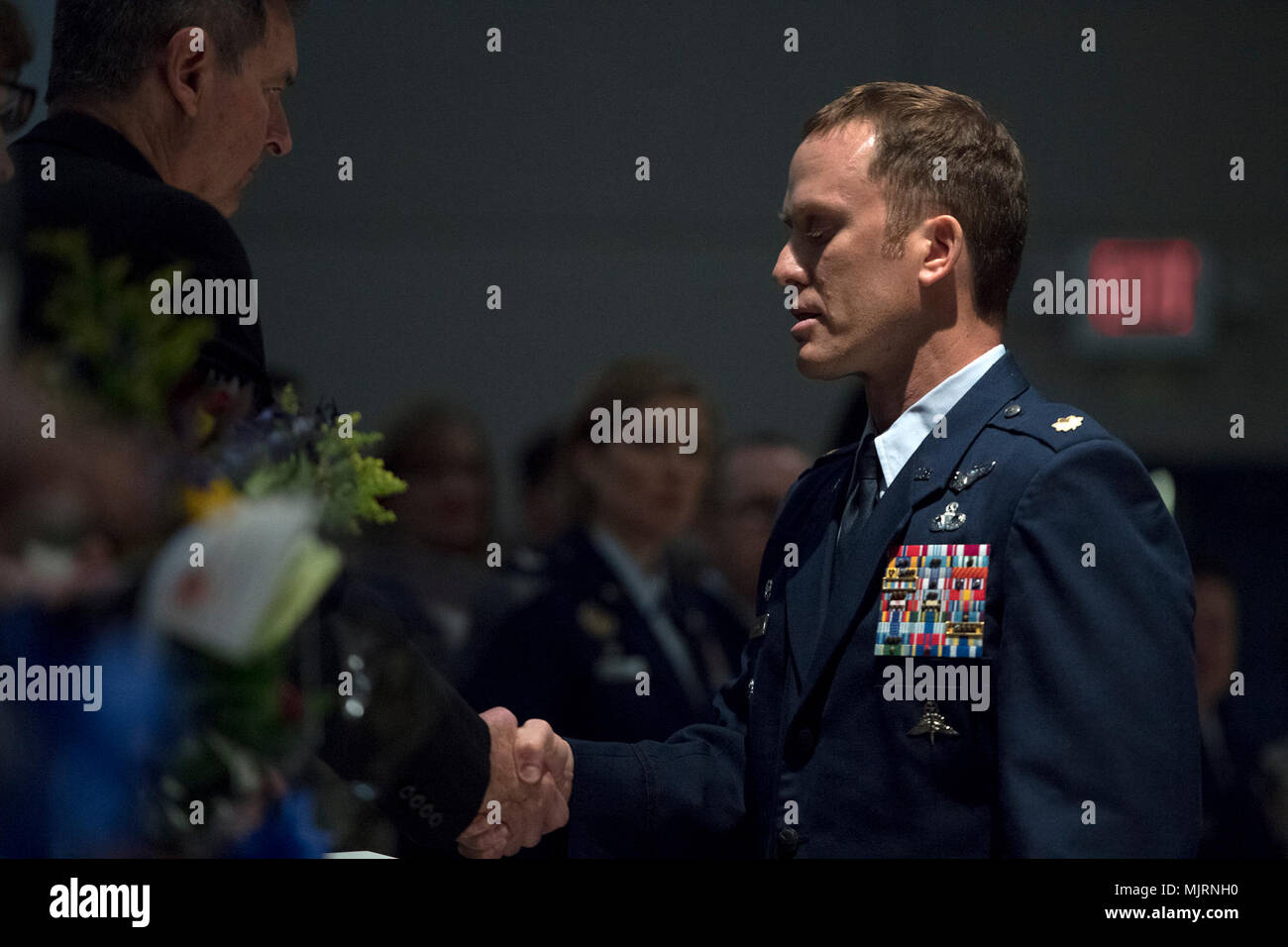 Il Mag. Jason Egger, 38th Rescue comandante dello squadrone, scuote le mani con Ron Weber, padre di Capt. Mark Weber, durante un memoriale, Marzo 21, 2018 a Moody Air Force Base, Ga. Mark, 38th RQS combat rescue officer e Texas native, è stato ucciso in un HH-60G Pave Hawk crash nella provincia di Anbar, Iraq, Marzo 15. Durante la cerimonia, Mark postumo è stato aggiudicato un servizio meritevole la medaglia e la medaglia di Commendation dell'Aeronautica. Le forze armate e i civili dimostrando coraggio coraggio impegno di dedizione e di sacrificio Foto Stock