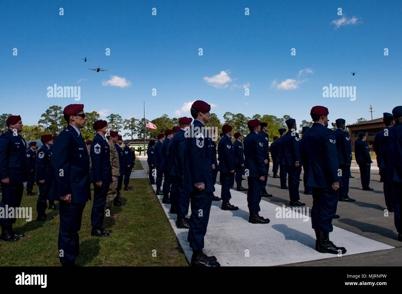 Un HC-130J contro il re II e due HH-60G spianare i falchi di palude sorvolano una formazione di aviatori a seguito di un memoriale di servizio in onore di Capt. Mark Weber, Marzo 21, 2018 a Moody Air Force Base, Ga. Weber, una trentottesima Rescue Squadron combat rescue officer e Texas native, è stato ucciso in un HH-60G Pave Hawk crash nella provincia di Anbar, Iraq, Marzo 15. Durante la cerimonia, Weber postumo è stato aggiudicato un servizio meritevole la medaglia e la medaglia di Commendation dell'Aeronautica. Le forze armate e i civili dimostrando coraggio coraggio impegno di dedizione e di sacrificio Foto Stock