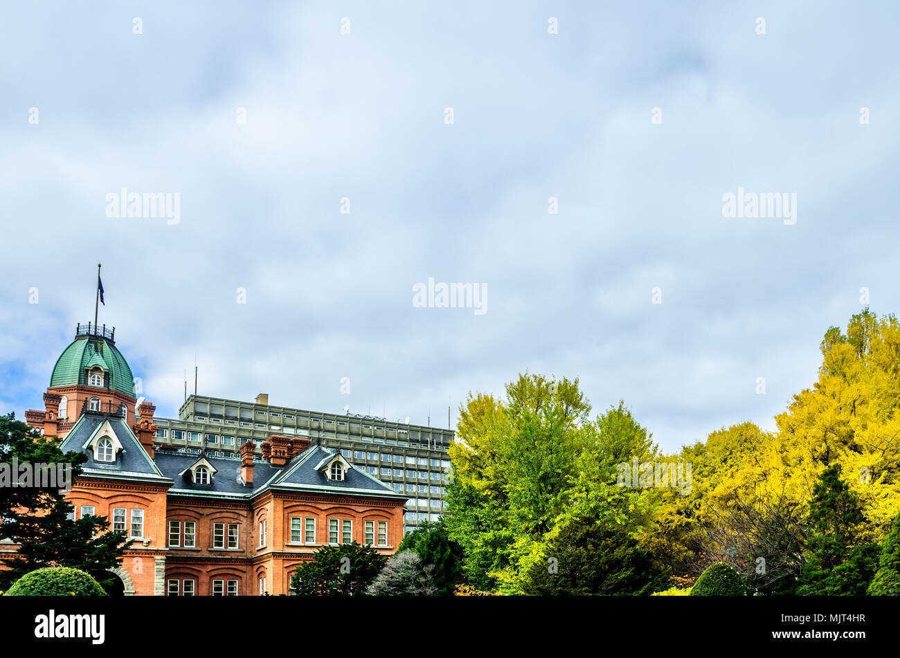 Sapporo Vecchio Municipio durante l'autunno. Alberi che circondano l'edificio cambia in autunno a colori e di dare a questa famosa località turistica hotspot un bellissimo aspetto. Foto Stock