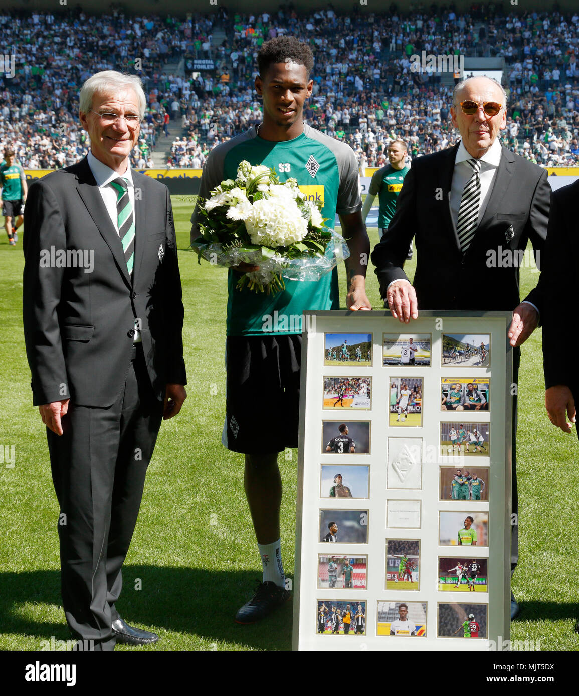 Sport,football,Bundesliga,2017/2018,Borussia Moenchengladbach vs SC Freiburg 3:1,Stadium Borussia Park,estremità del saison,giocatore lasciare il club,addio,f.l.t.r. vice presidente Siegfried Soellner,Reece Oxford,Presidente Rolf Koenigs Foto Stock