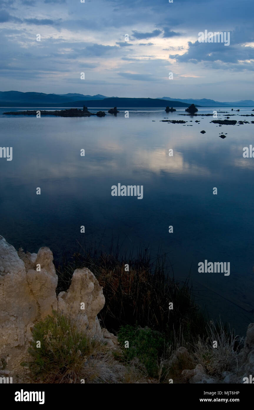 Alba si rompe e viene riflessa nel lago mono. Foto Stock