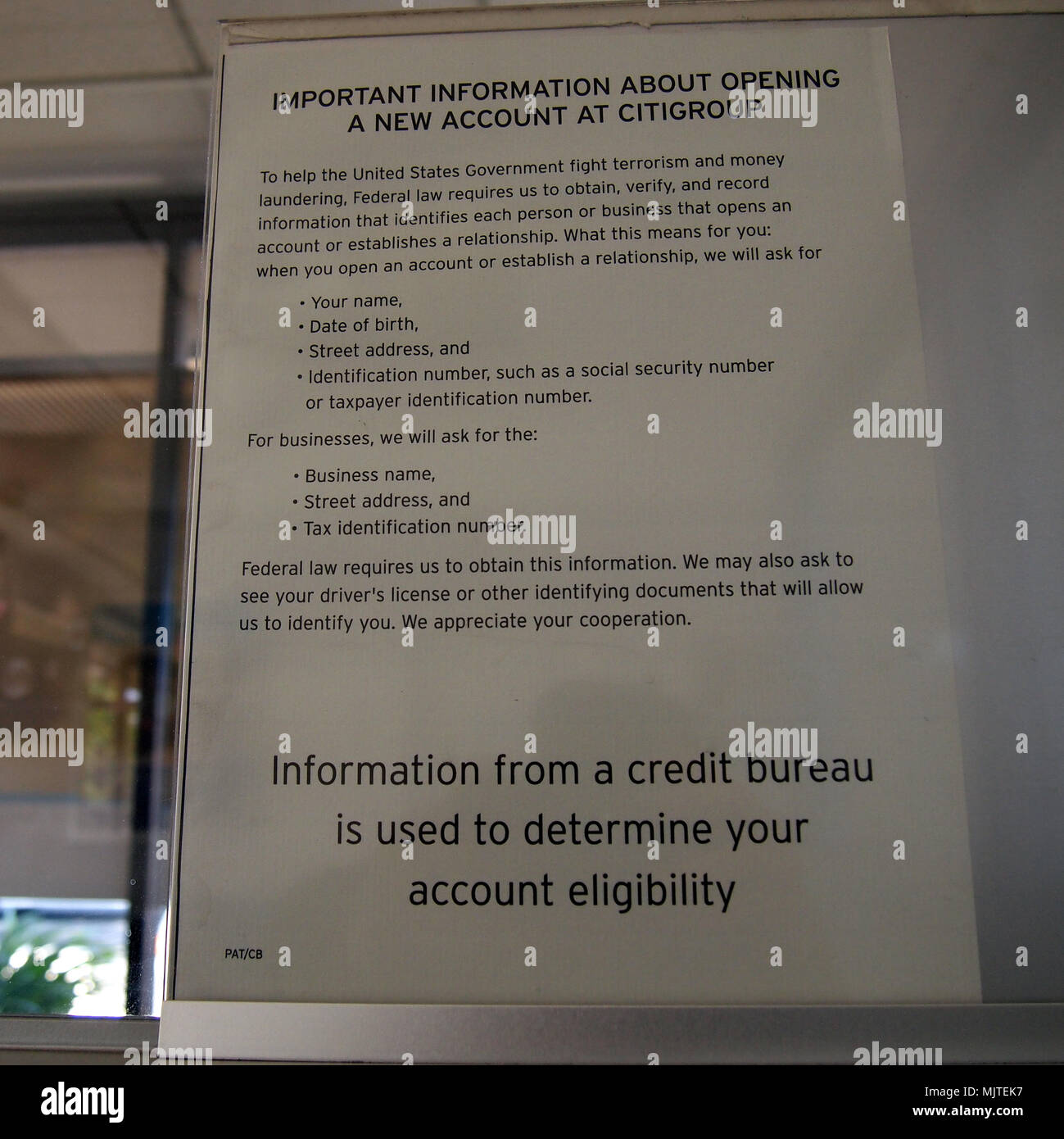 Avviso in una banca di citigroup sulla legge federale che richiede alle banche di raccogliere informazioni che sarebbero state per la lotta contro il terrorismo e il riciclaggio di denaro Foto Stock