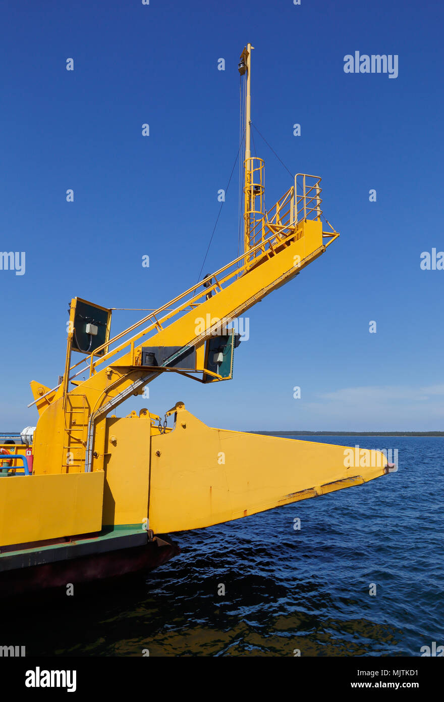 Chiudere fino a giallo piccolo svedese traghetto per auto che sostituisce la strada in cui i ponti sono non disponibili. Foto Stock