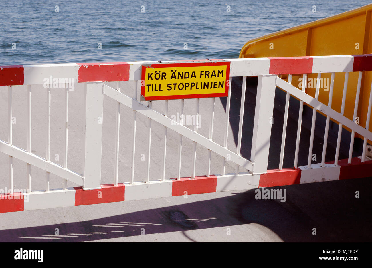 Istruzioni scritte in lingua svedese sul cancello sul traghetto per auto, guidare fino alla linea di arresto. Foto Stock