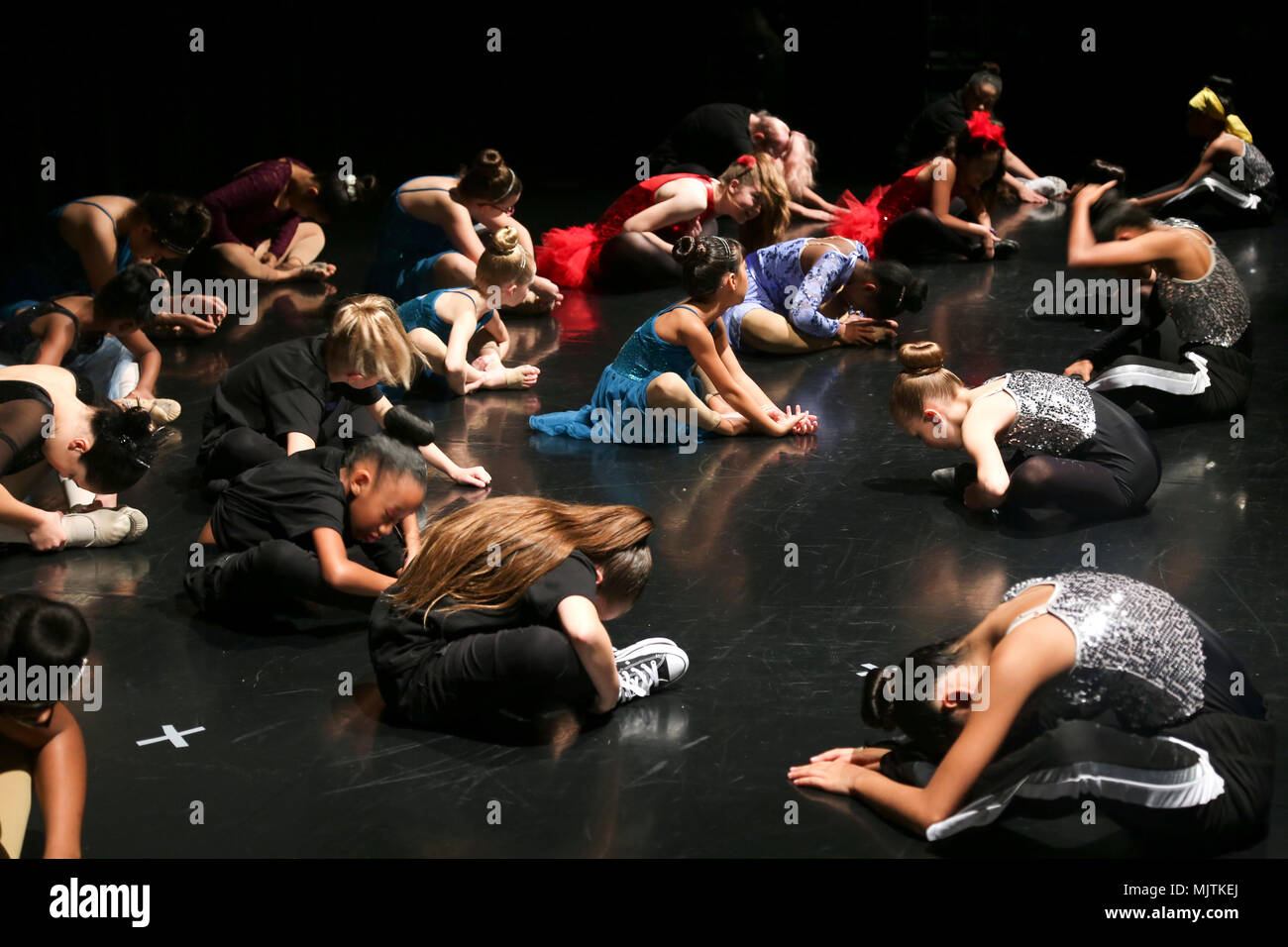 KOZA città della musica, Okinawa, in Giappone- FootLoose ballerini tratto prima dell'inverno 2017 DANZA IN VETRINA 14 Dicembre a Koza Città della Musica, Okinawa, in Giappone. FootLoose Dance Studio balletto effettuato, toccare e stile contemporaneo dancing. Danzatori eseguita per canzoni come "Kiyoshi Kono mettervi" (Notte silenziosa), "Yurika No Uta" (Giapponese culla canzone), e "Kaichu ni" (sotto il mare). I ballerini eseguono a molti eventi durante tutto l'anno, gareggiando contro la locale dance studios in tutta l'isola. (U.S. Marine Corps foto di Pvt. Nicole Rogge) Foto Stock