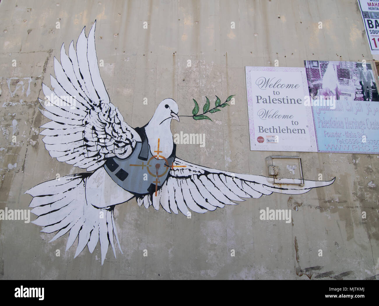 Armored dove dall'artista di strada Banksy a Betlehem Foto Stock