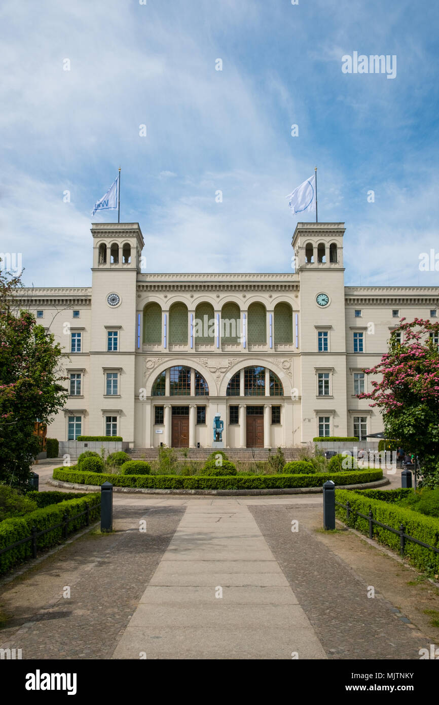 Berlino, Germania - maggio 2018: Hamburger Bahnhof ex stazione ferroviaria ora il Museo fuer Gegenwart (Museo della presente) a Berlino Germania Foto Stock